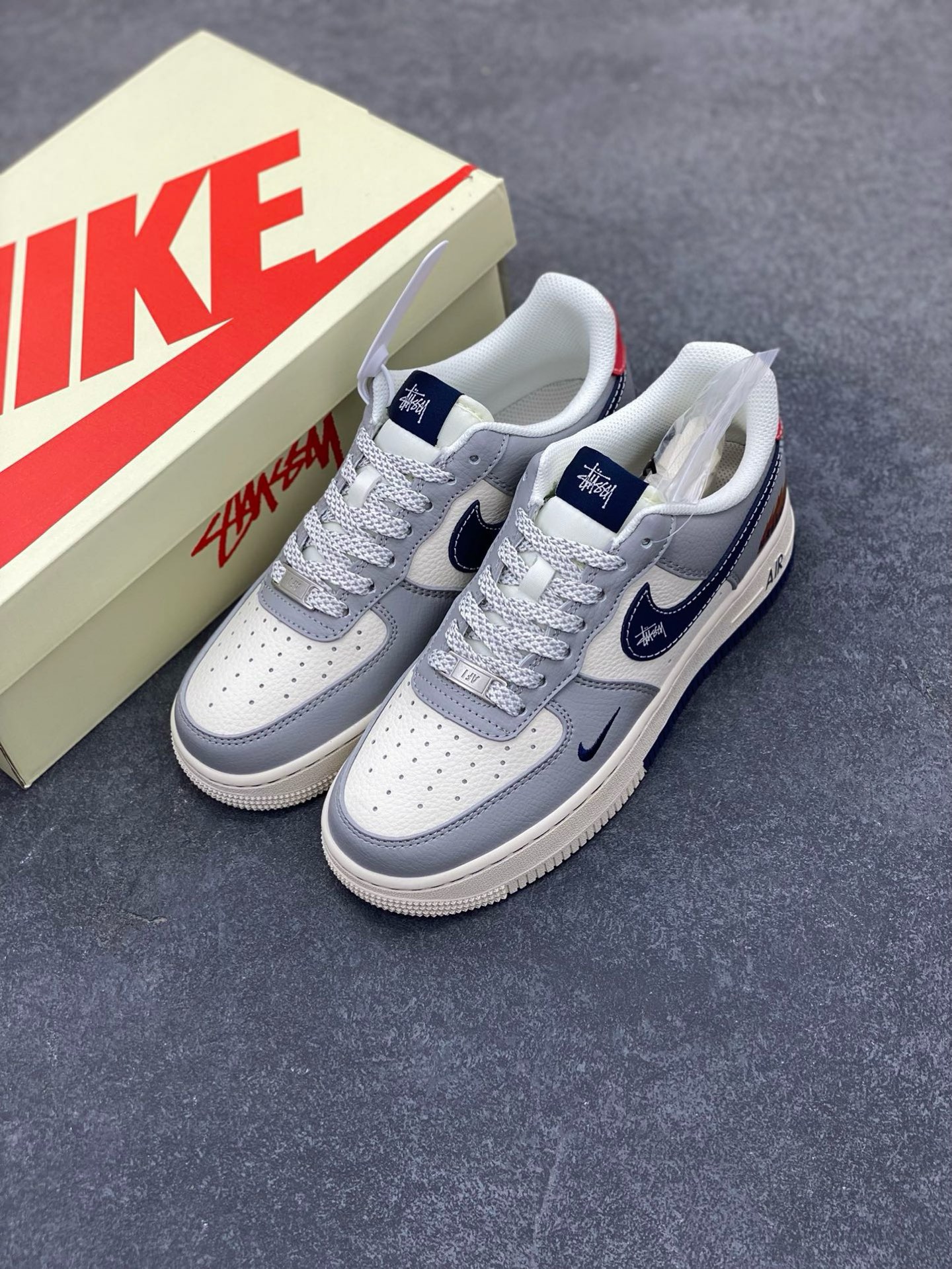 图片[8]-NIke Air Force 1 \’07 Low “斯图西联名——双拼火焰”空军一号 低帮 运动鞋 休闲鞋 折边针车 工艺难度大 原楦头原纸板 原装鞋盒 定制五金配件 内置全掌气垫 原厂鞋底 货号：XS1958-555 尺码：36 36.5 37.5 38 38.5 39 40 40.5 41 42 42.5 43 44 44.5 45-选品中心