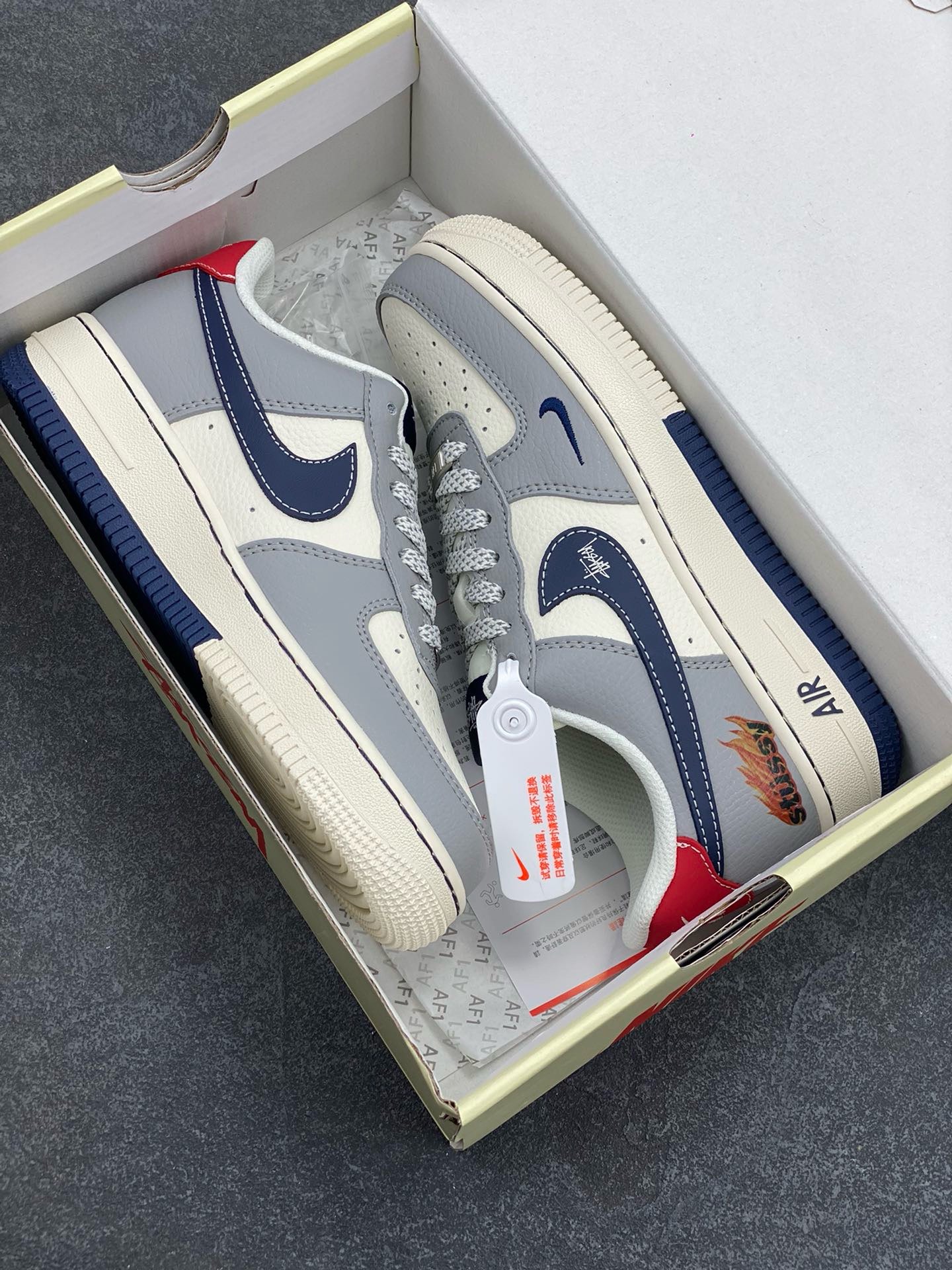 图片[9]-NIke Air Force 1 \’07 Low “斯图西联名——双拼火焰”空军一号 低帮 运动鞋 休闲鞋 折边针车 工艺难度大 原楦头原纸板 原装鞋盒 定制五金配件 内置全掌气垫 原厂鞋底 货号：XS1958-555 尺码：36 36.5 37.5 38 38.5 39 40 40.5 41 42 42.5 43 44 44.5 45-选品中心