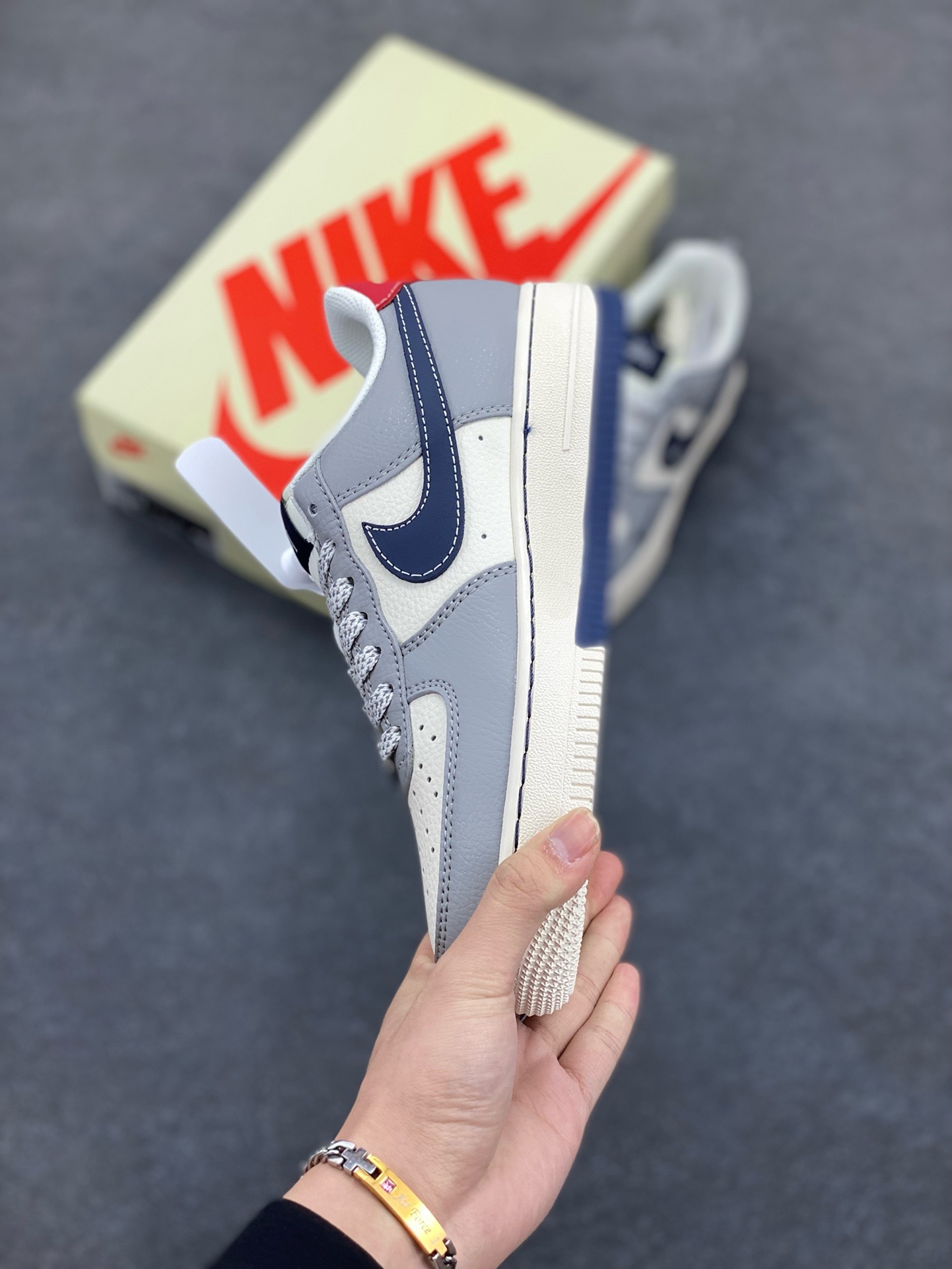 图片[3]-NIke Air Force 1 \’07 Low “斯图西联名——双拼火焰”空军一号 低帮 运动鞋 休闲鞋 折边针车 工艺难度大 原楦头原纸板 原装鞋盒 定制五金配件 内置全掌气垫 原厂鞋底 货号：XS1958-555 尺码：36 36.5 37.5 38 38.5 39 40 40.5 41 42 42.5 43 44 44.5 45-选品中心