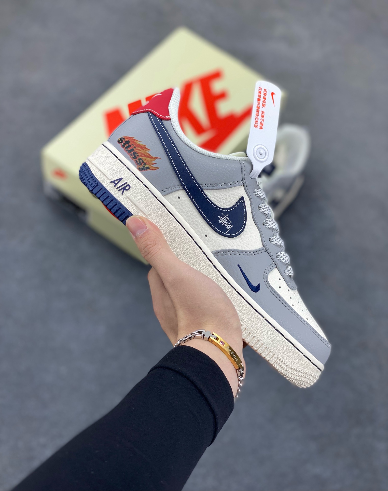 NIke Air Force 1 \'07 Low “斯图西联名——双拼火焰”空军一号 低帮 运动鞋 休闲鞋 折边针车 工艺难度大 原楦头原纸板 原装鞋盒 定制五金配件 内置全掌气垫 原厂鞋底 货号：XS1958-555 尺码：36 36.5 37.5 38 38.5 39 40 40.5 41 42 42.5 43 44 44.5 45-选品中心