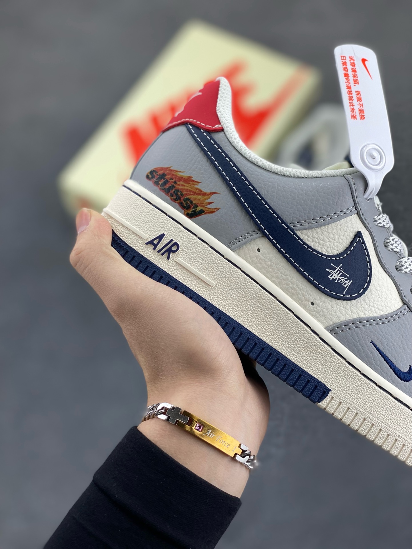图片[6]-NIke Air Force 1 \’07 Low “斯图西联名——双拼火焰”空军一号 低帮 运动鞋 休闲鞋 折边针车 工艺难度大 原楦头原纸板 原装鞋盒 定制五金配件 内置全掌气垫 原厂鞋底 货号：XS1958-555 尺码：36 36.5 37.5 38 38.5 39 40 40.5 41 42 42.5 43 44 44.5 45-选品中心