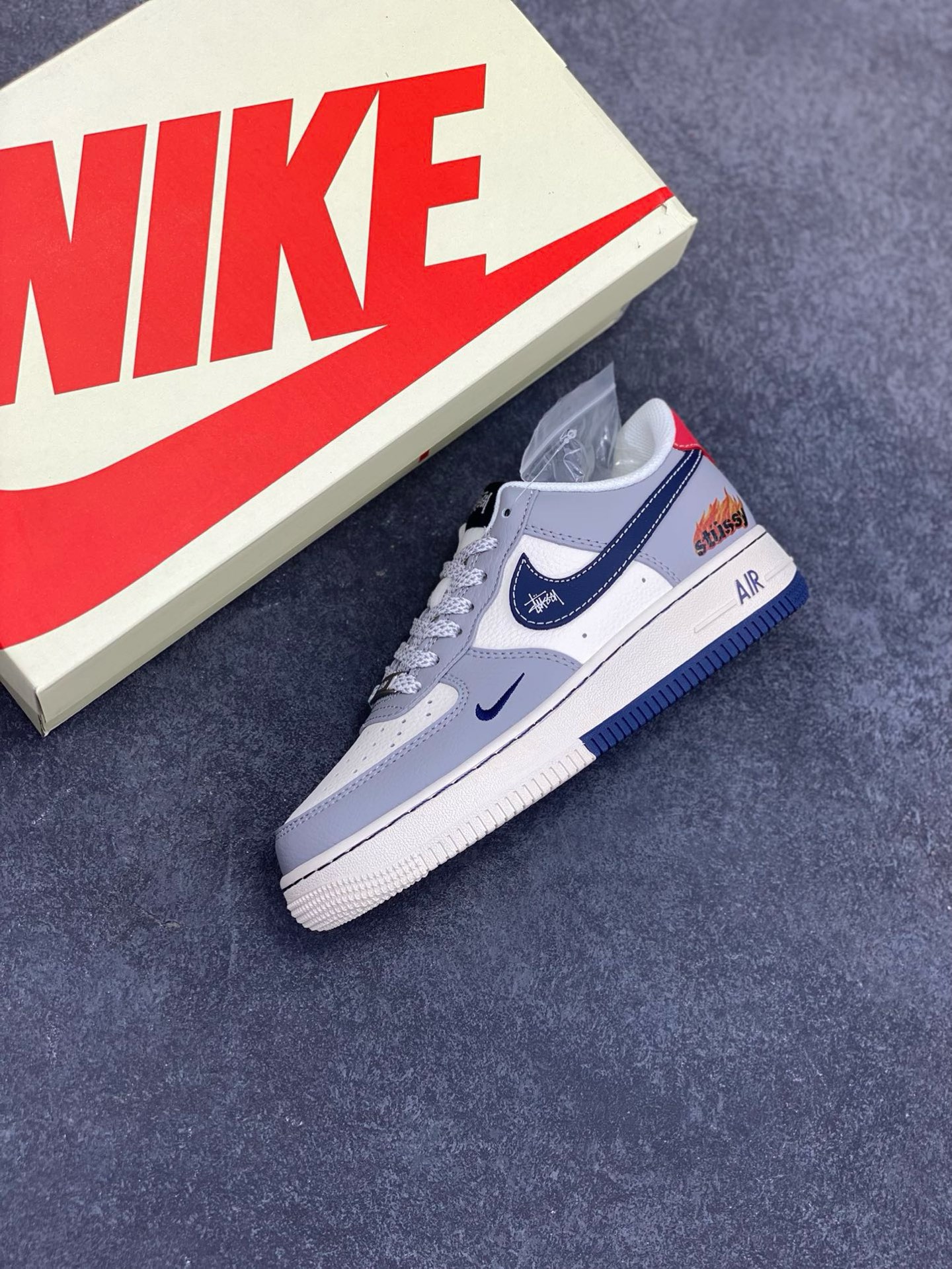 图片[7]-NIke Air Force 1 \’07 Low “斯图西联名——双拼火焰”空军一号 低帮 运动鞋 休闲鞋 折边针车 工艺难度大 原楦头原纸板 原装鞋盒 定制五金配件 内置全掌气垫 原厂鞋底 货号：XS1958-555 尺码：36 36.5 37.5 38 38.5 39 40 40.5 41 42 42.5 43 44 44.5 45-选品中心