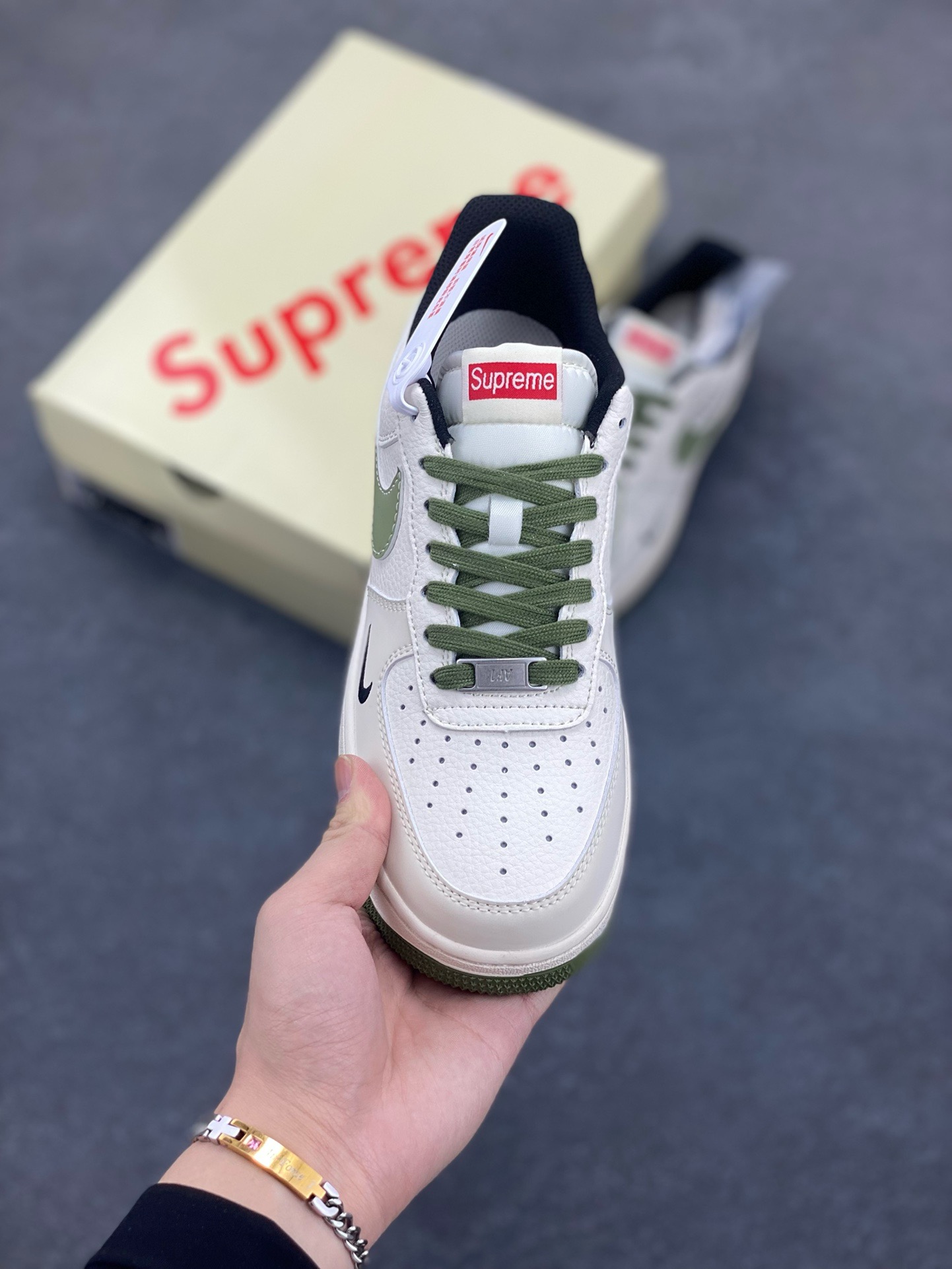 图片[2]-NIke Air Force 1 \’07 Low “Supreme联名——军绿红标”空军一号 低帮 运动鞋 休闲鞋 折边针车 工艺难度大 原楦头原纸板 原装鞋盒 定制五金配件 内置全掌气垫 原厂鞋底 货号：XS1958-566 尺码：36 36.5 37.5 38 38.5 39 40 40.5 41 42 42.5 43 44 44.5 45-选品中心
