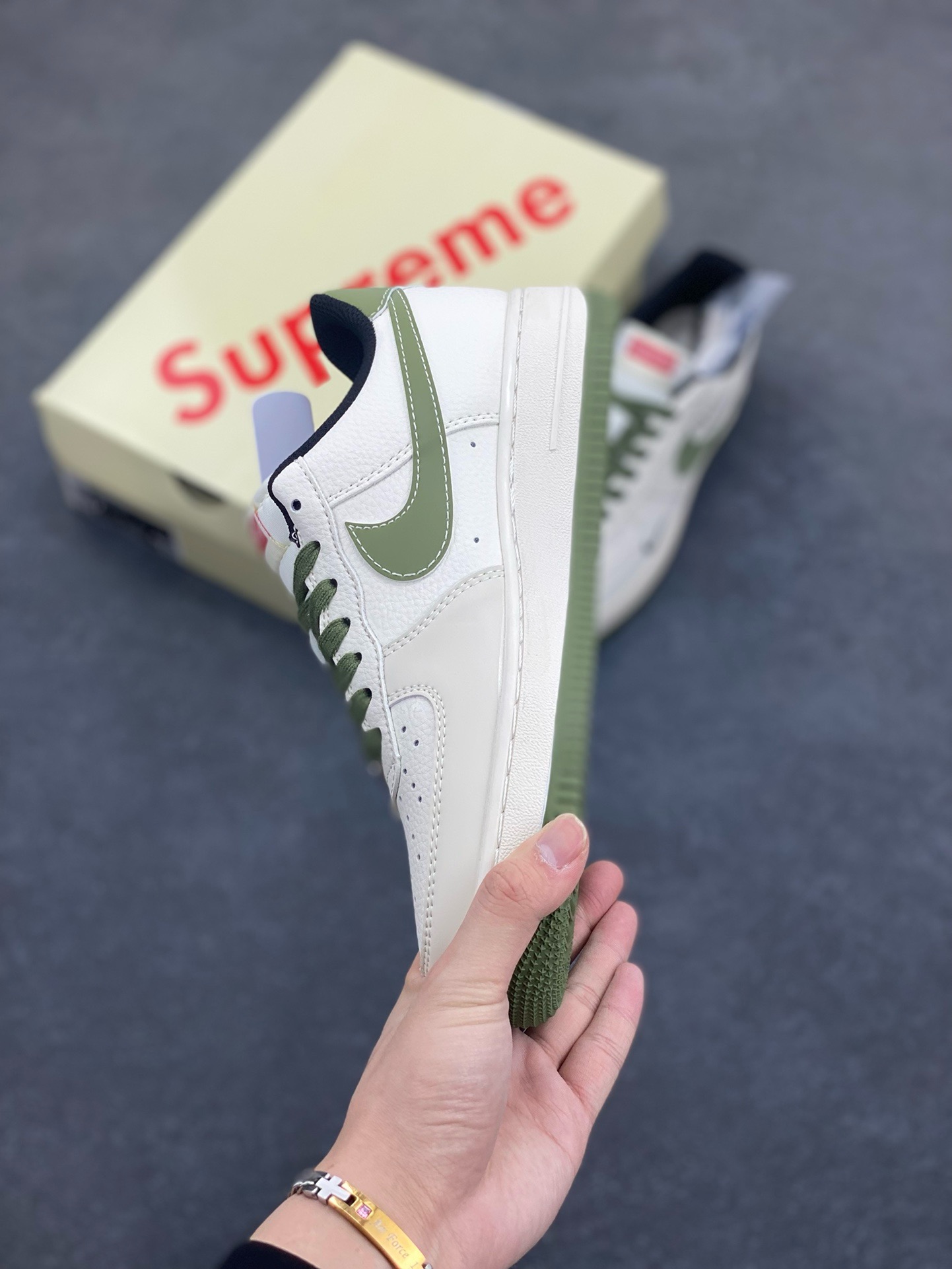 图片[3]-NIke Air Force 1 \’07 Low “Supreme联名——军绿红标”空军一号 低帮 运动鞋 休闲鞋 折边针车 工艺难度大 原楦头原纸板 原装鞋盒 定制五金配件 内置全掌气垫 原厂鞋底 货号：XS1958-566 尺码：36 36.5 37.5 38 38.5 39 40 40.5 41 42 42.5 43 44 44.5 45-选品中心