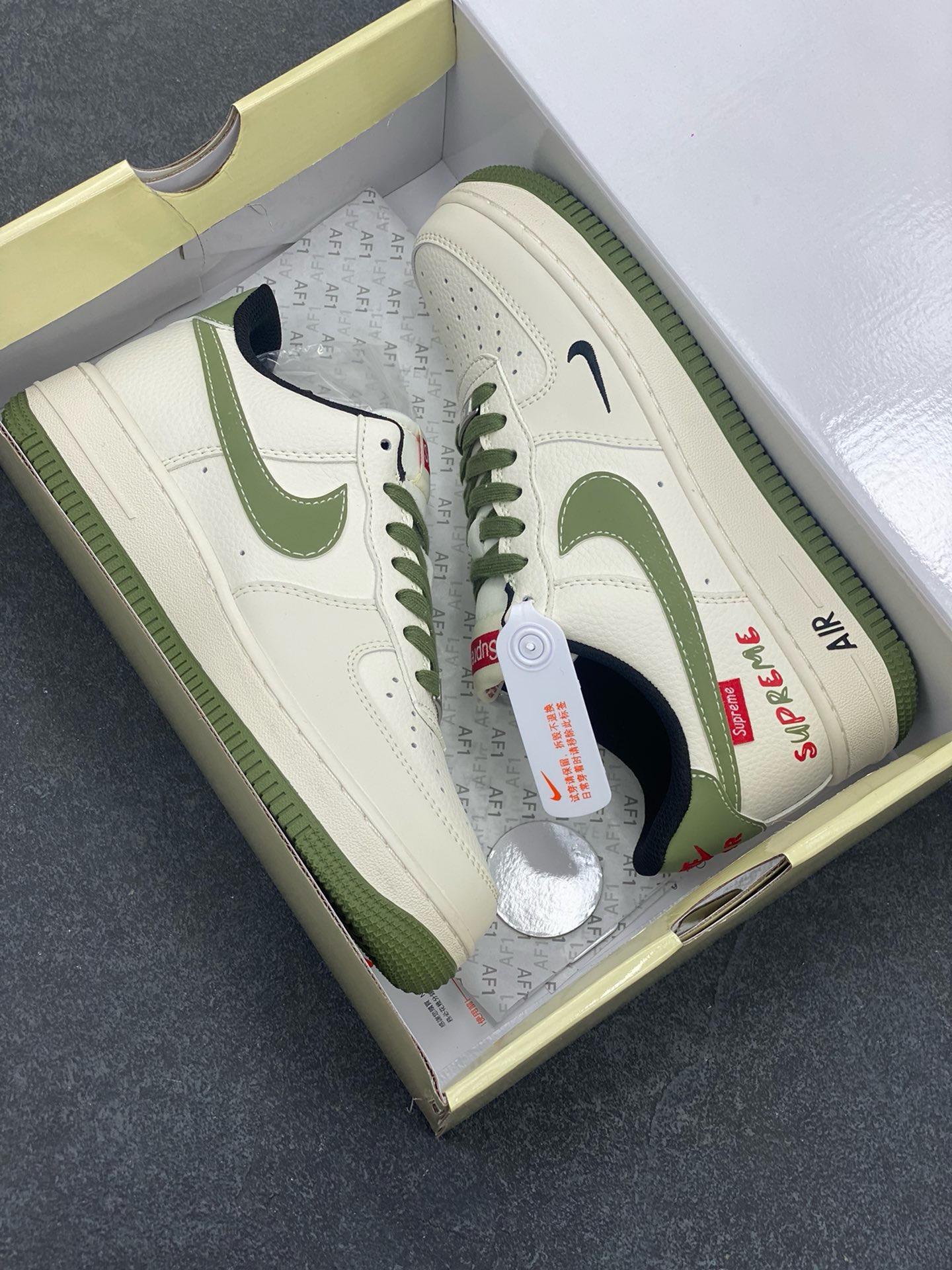 图片[9]-NIke Air Force 1 \’07 Low “Supreme联名——军绿红标”空军一号 低帮 运动鞋 休闲鞋 折边针车 工艺难度大 原楦头原纸板 原装鞋盒 定制五金配件 内置全掌气垫 原厂鞋底 货号：XS1958-566 尺码：36 36.5 37.5 38 38.5 39 40 40.5 41 42 42.5 43 44 44.5 45-选品中心