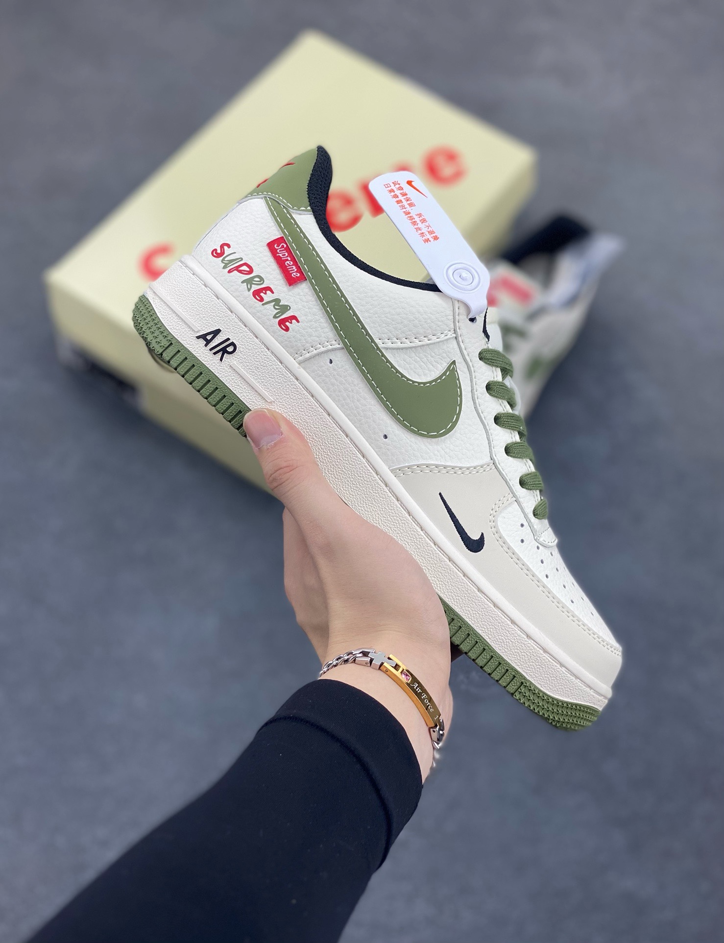 NIke Air Force 1 \'07 Low “Supreme联名——军绿红标”空军一号 低帮 运动鞋 休闲鞋 折边针车 工艺难度大 原楦头原纸板 原装鞋盒 定制五金配件 内置全掌气垫 原厂鞋底 货号：XS1958-566 尺码：36 36.5 37.5 38 38.5 39 40 40.5 41 42 42.5 43 44 44.5 45-选品中心