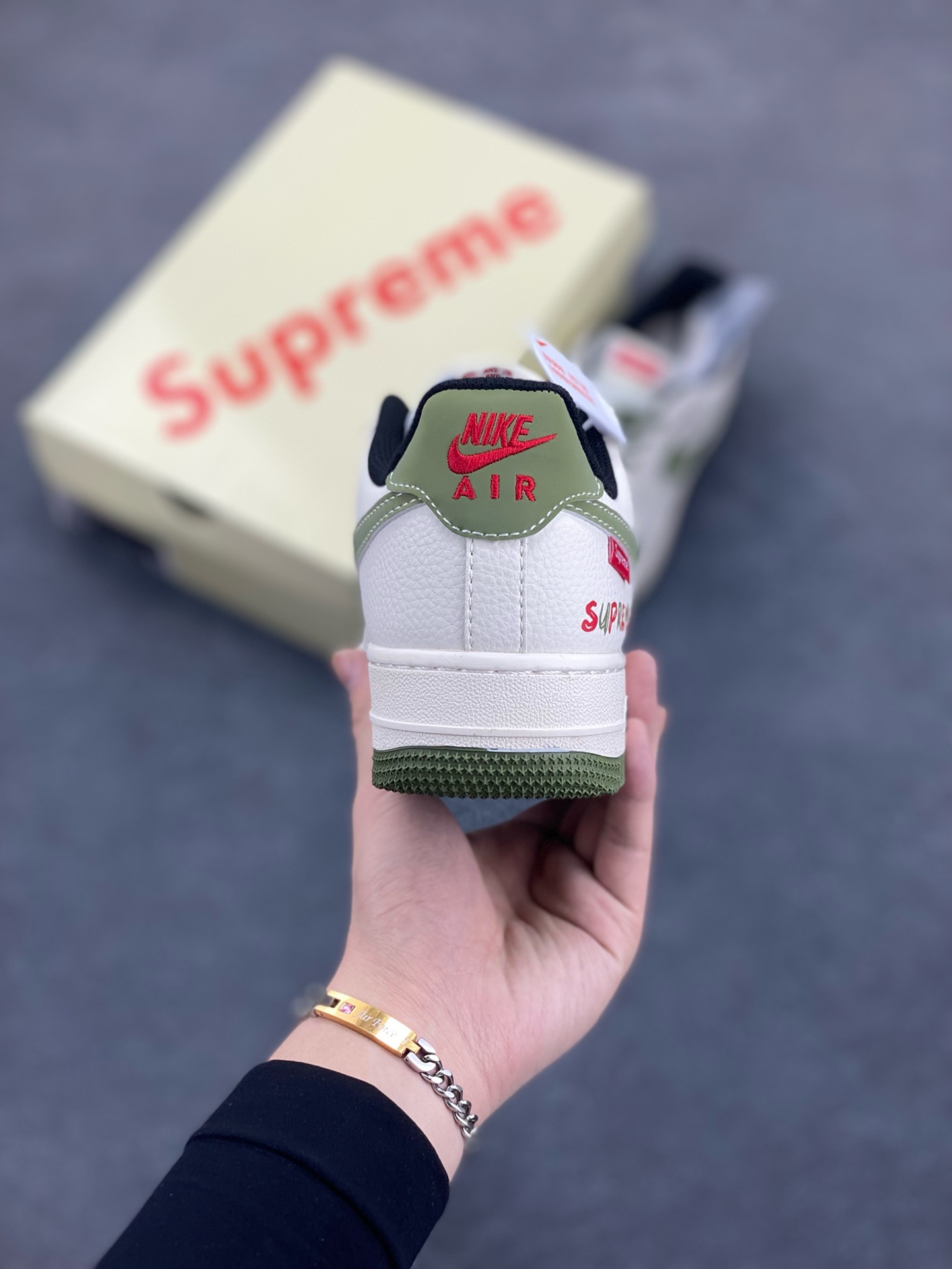 图片[4]-NIke Air Force 1 \’07 Low “Supreme联名——军绿红标”空军一号 低帮 运动鞋 休闲鞋 折边针车 工艺难度大 原楦头原纸板 原装鞋盒 定制五金配件 内置全掌气垫 原厂鞋底 货号：XS1958-566 尺码：36 36.5 37.5 38 38.5 39 40 40.5 41 42 42.5 43 44 44.5 45-选品中心