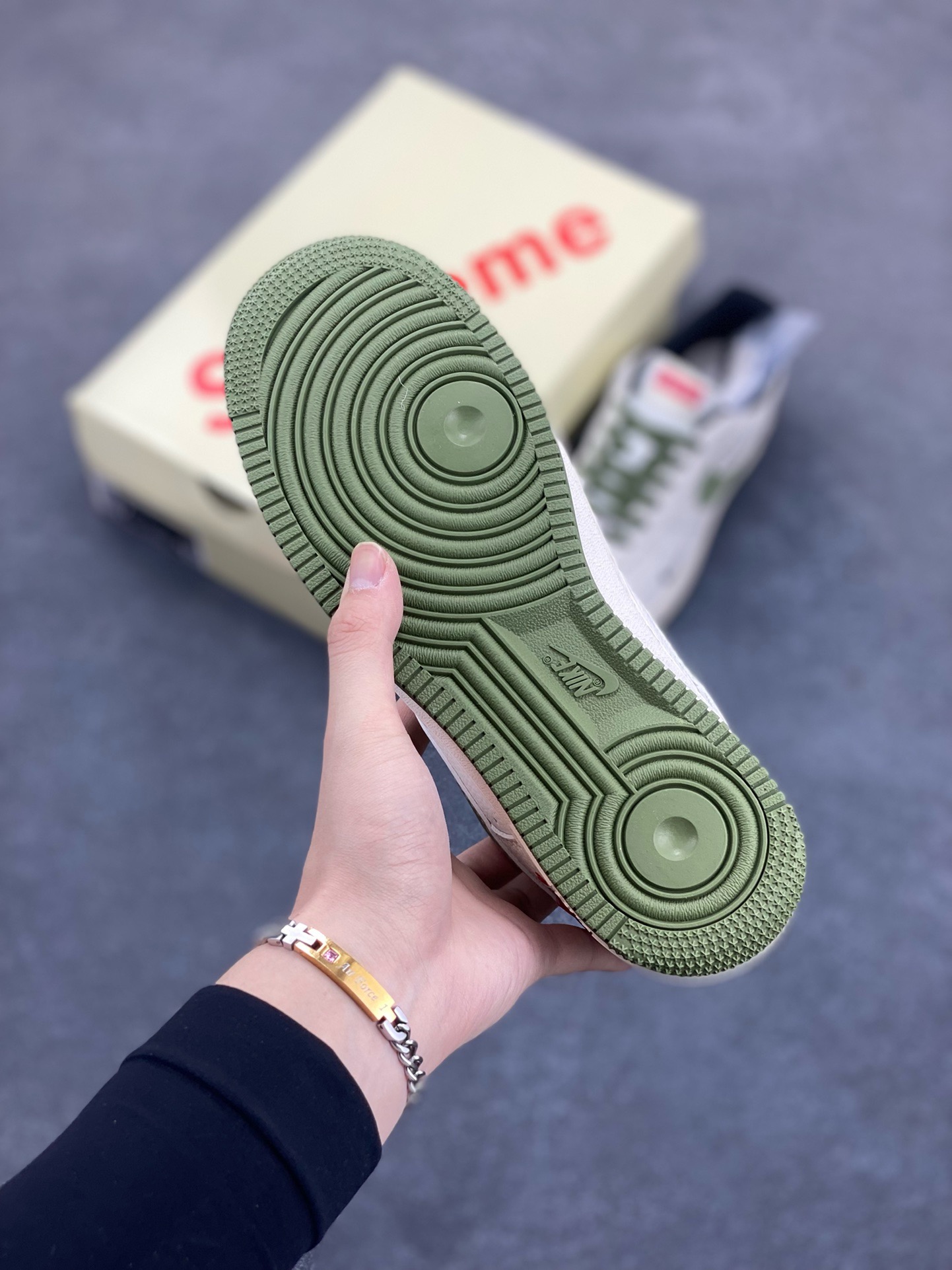 图片[5]-NIke Air Force 1 \’07 Low “Supreme联名——军绿红标”空军一号 低帮 运动鞋 休闲鞋 折边针车 工艺难度大 原楦头原纸板 原装鞋盒 定制五金配件 内置全掌气垫 原厂鞋底 货号：XS1958-566 尺码：36 36.5 37.5 38 38.5 39 40 40.5 41 42 42.5 43 44 44.5 45-选品中心