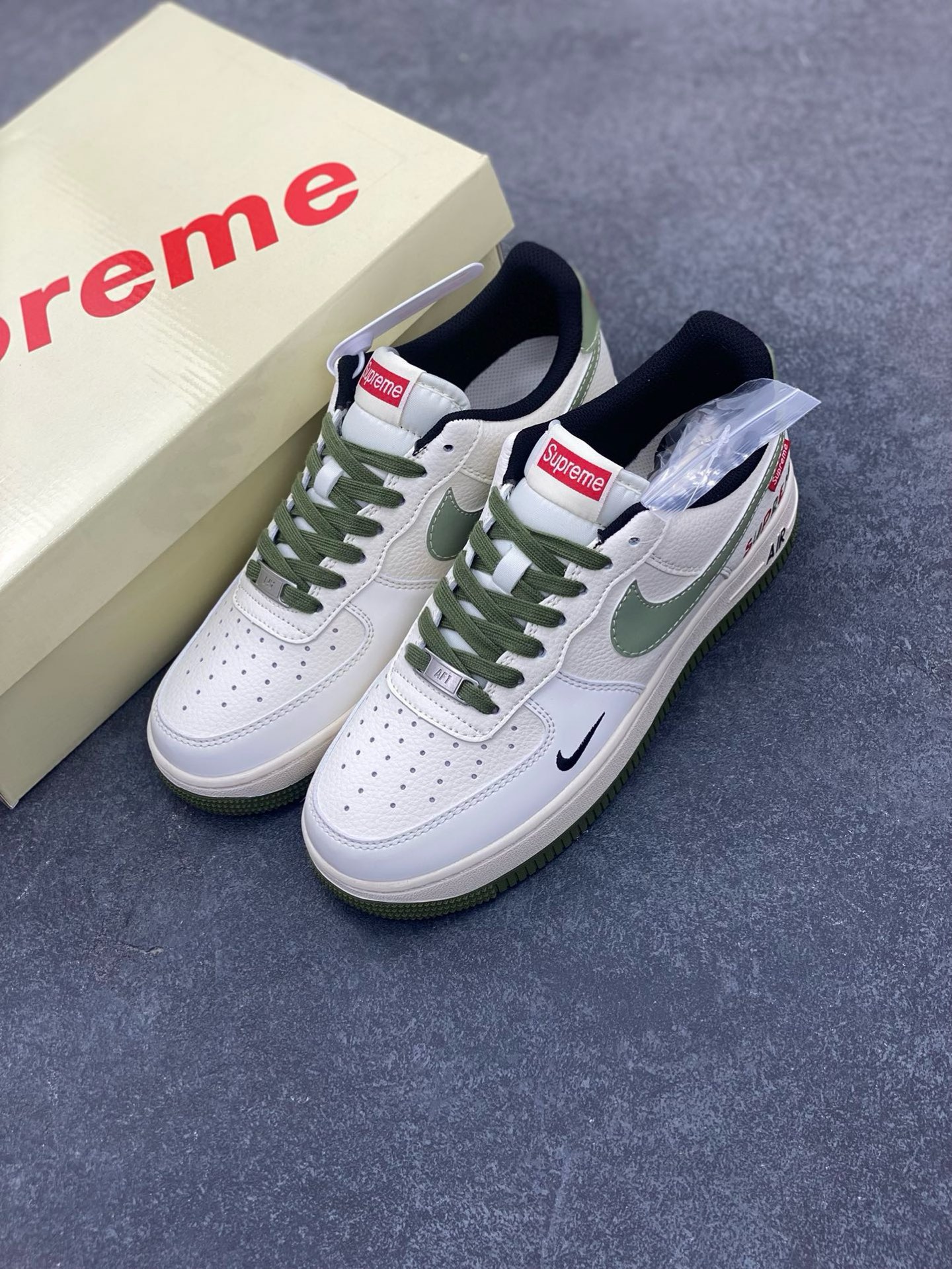 图片[8]-NIke Air Force 1 \’07 Low “Supreme联名——军绿红标”空军一号 低帮 运动鞋 休闲鞋 折边针车 工艺难度大 原楦头原纸板 原装鞋盒 定制五金配件 内置全掌气垫 原厂鞋底 货号：XS1958-566 尺码：36 36.5 37.5 38 38.5 39 40 40.5 41 42 42.5 43 44 44.5 45-选品中心