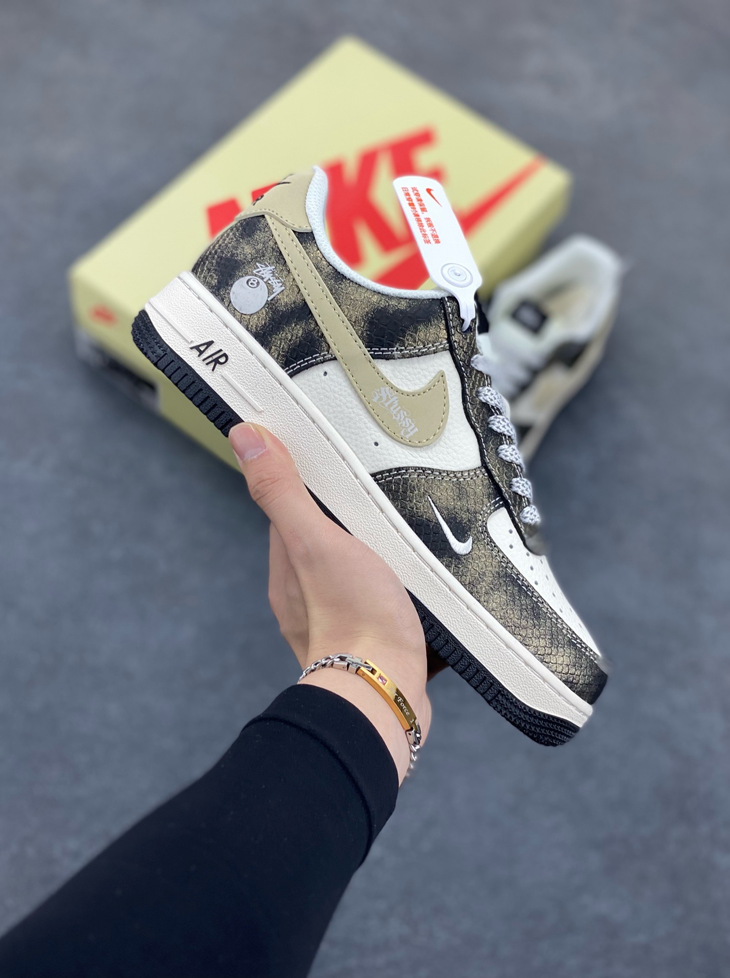 NIke Air Force 1 \’07 Low “斯图西联名——渐变蛇纹”空军一号 低帮 运动鞋 休闲鞋 折边针车 工艺难度大 原楦头原纸板 原装鞋盒 定制五金配件 内置全掌气垫 原厂鞋底 货号：XS1958-556 尺码：36 36.5 37.5 38 38.5 39 40 40.5 41 42 42.5 43 44 44.5 45-选品中心