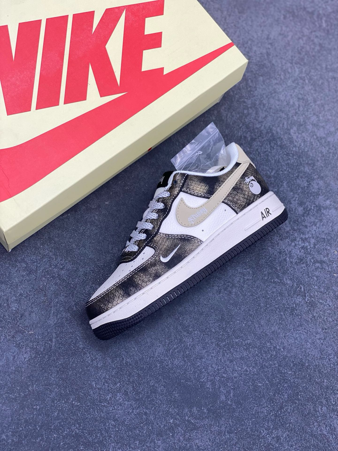 图片[7]-NIke Air Force 1 \’07 Low “斯图西联名——渐变蛇纹”空军一号 低帮 运动鞋 休闲鞋 折边针车 工艺难度大 原楦头原纸板 原装鞋盒 定制五金配件 内置全掌气垫 原厂鞋底 货号：XS1958-556 尺码：36 36.5 37.5 38 38.5 39 40 40.5 41 42 42.5 43 44 44.5 45-选品中心