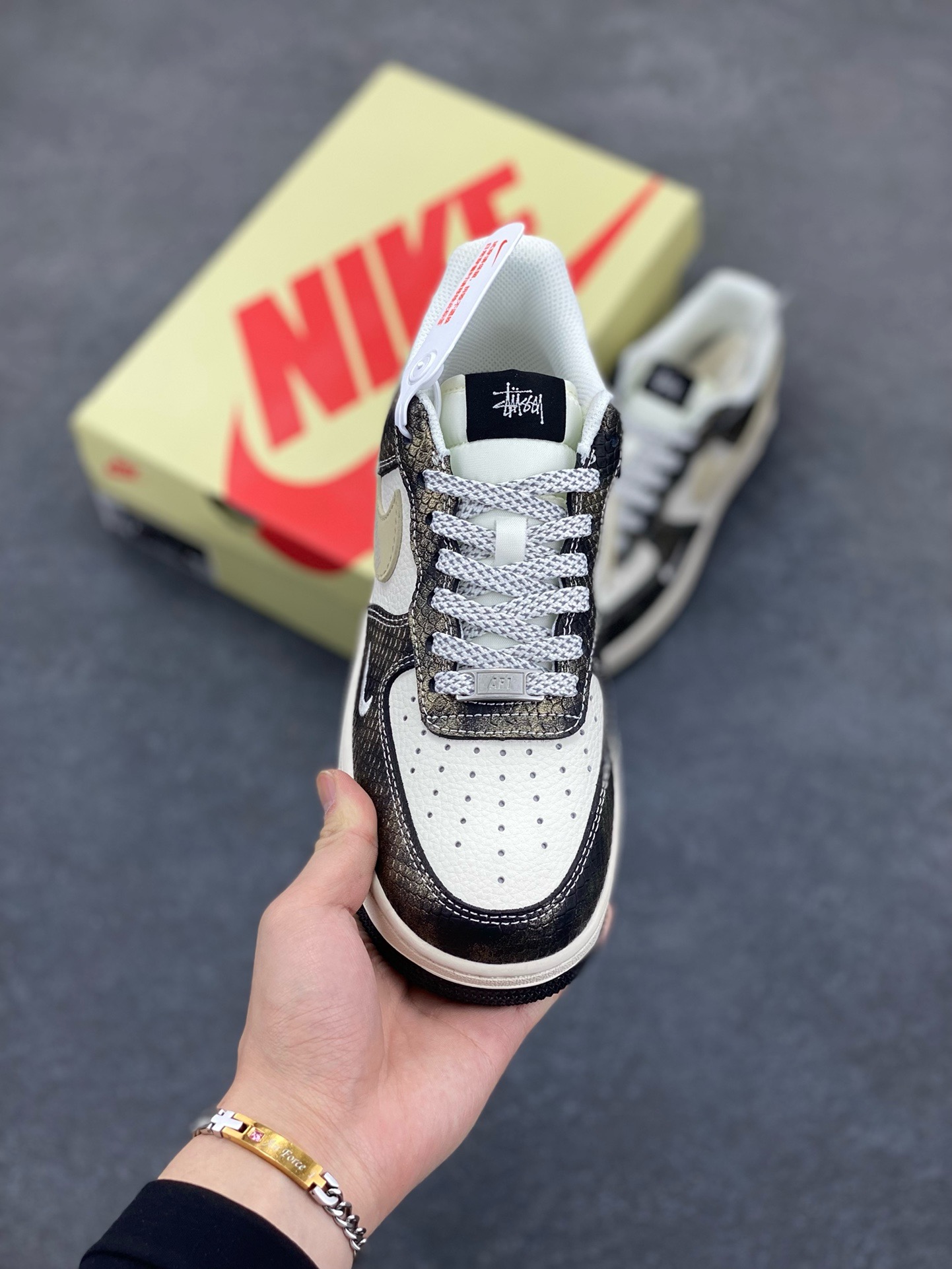 图片[2]-NIke Air Force 1 \’07 Low “斯图西联名——渐变蛇纹”空军一号 低帮 运动鞋 休闲鞋 折边针车 工艺难度大 原楦头原纸板 原装鞋盒 定制五金配件 内置全掌气垫 原厂鞋底 货号：XS1958-556 尺码：36 36.5 37.5 38 38.5 39 40 40.5 41 42 42.5 43 44 44.5 45-选品中心