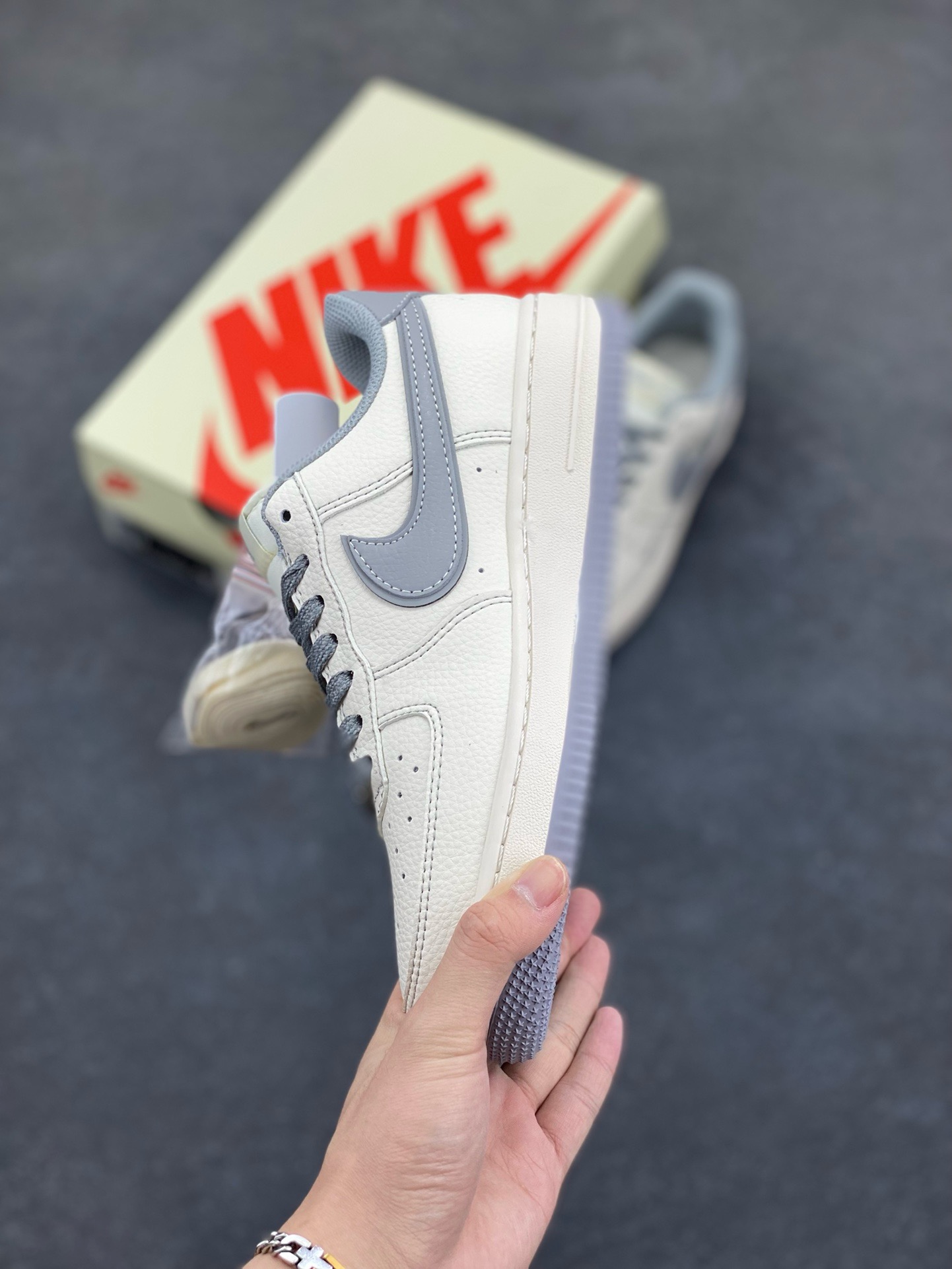 图片[3]-NIke Air Force 1 \’07 Low “斯图西联名——米灰小三勾”空军一号 低帮 运动鞋 休闲鞋 折边针车 工艺难度大 原楦头原纸板 原装鞋盒 定制五金配件 内置全掌气垫 原厂鞋底 货号：HH7518-060 尺码：36 36.5 37.5 38 38.5 39 40 40.5 41 42 42.5 43 44 44.5 45-选品中心