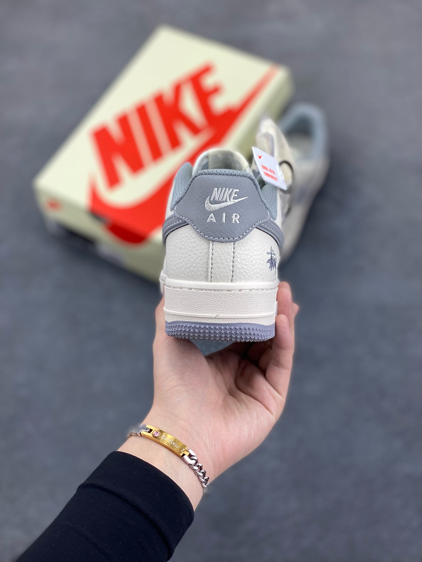图片[4]-NIke Air Force 1 \’07 Low “斯图西联名——米灰小三勾”空军一号 低帮 运动鞋 休闲鞋 折边针车 工艺难度大 原楦头原纸板 原装鞋盒 定制五金配件 内置全掌气垫 原厂鞋底 货号：HH7518-060 尺码：36 36.5 37.5 38 38.5 39 40 40.5 41 42 42.5 43 44 44.5 45-选品中心