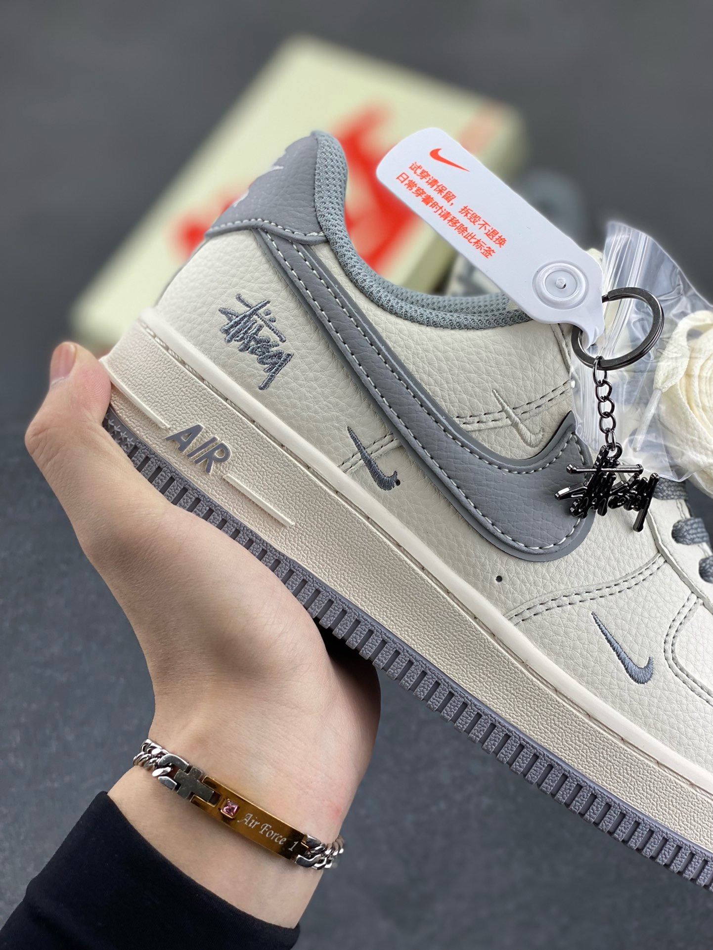 图片[6]-NIke Air Force 1 \’07 Low “斯图西联名——米灰小三勾”空军一号 低帮 运动鞋 休闲鞋 折边针车 工艺难度大 原楦头原纸板 原装鞋盒 定制五金配件 内置全掌气垫 原厂鞋底 货号：HH7518-060 尺码：36 36.5 37.5 38 38.5 39 40 40.5 41 42 42.5 43 44 44.5 45-选品中心