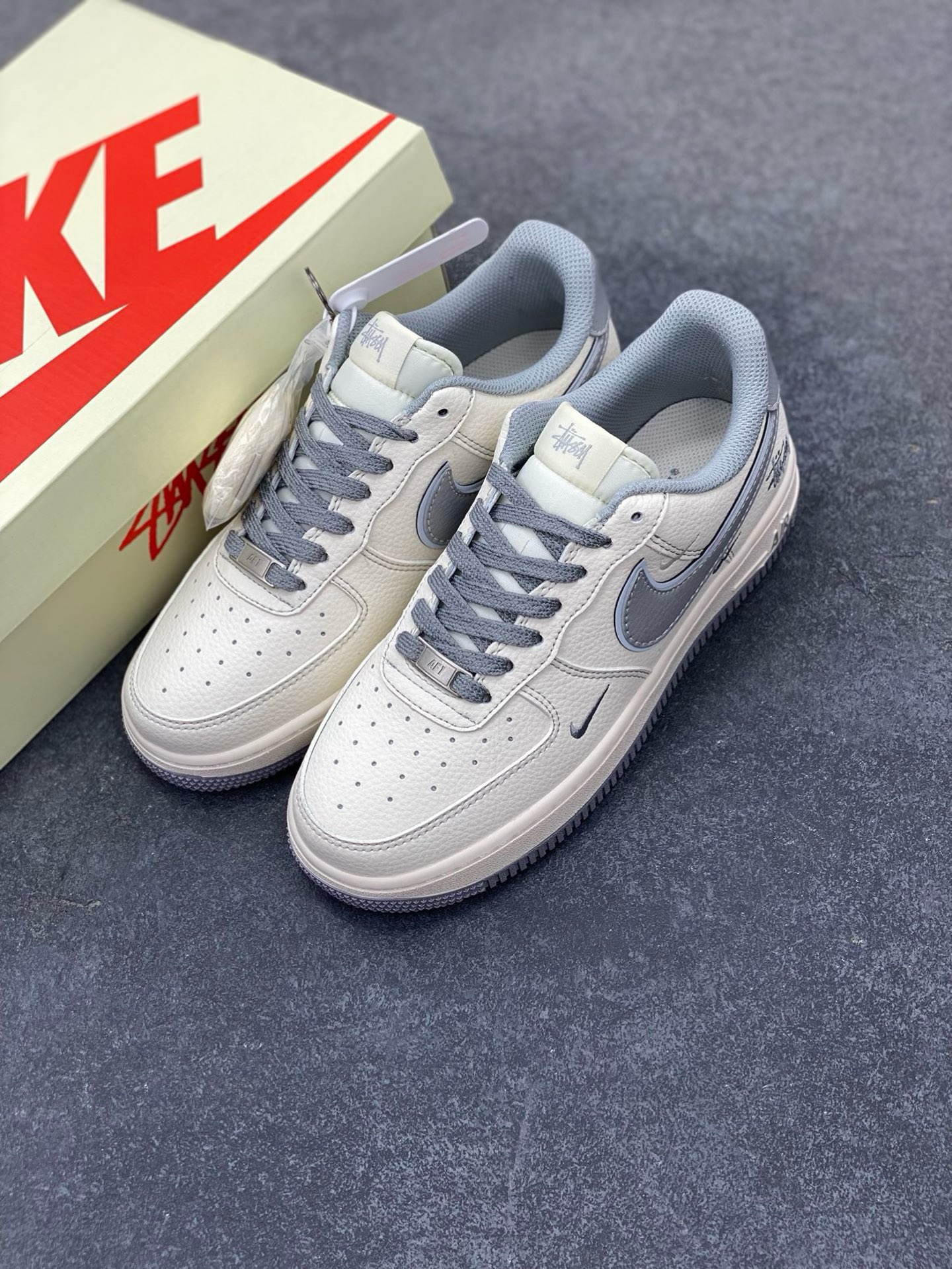 图片[8]-NIke Air Force 1 \’07 Low “斯图西联名——米灰小三勾”空军一号 低帮 运动鞋 休闲鞋 折边针车 工艺难度大 原楦头原纸板 原装鞋盒 定制五金配件 内置全掌气垫 原厂鞋底 货号：HH7518-060 尺码：36 36.5 37.5 38 38.5 39 40 40.5 41 42 42.5 43 44 44.5 45-选品中心