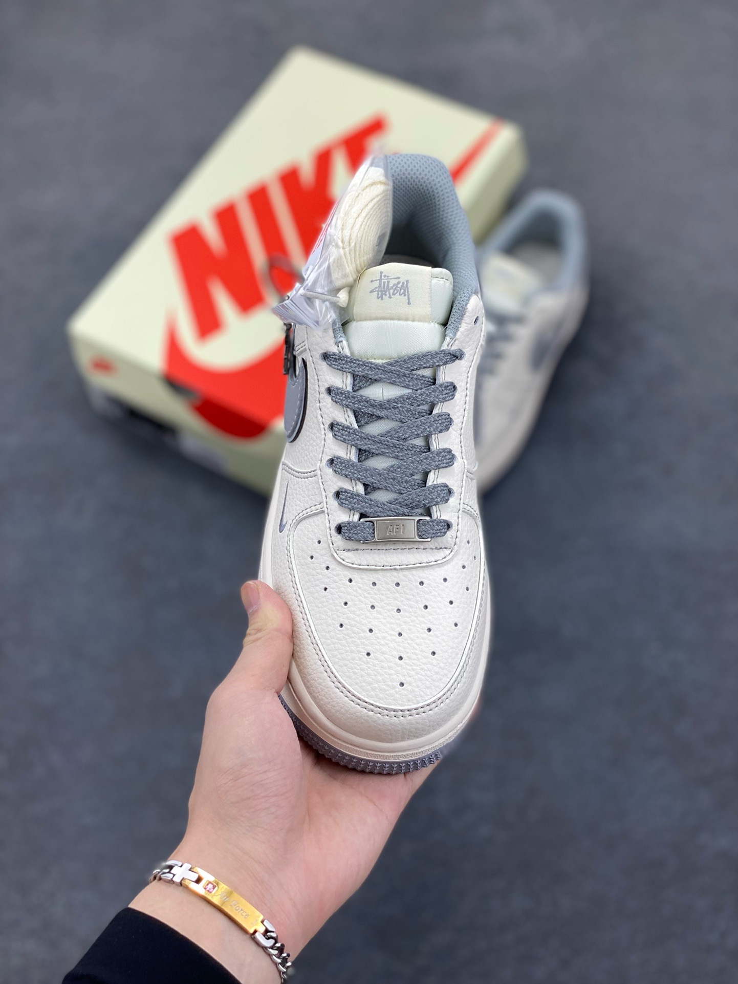 图片[2]-NIke Air Force 1 \’07 Low “斯图西联名——米灰小三勾”空军一号 低帮 运动鞋 休闲鞋 折边针车 工艺难度大 原楦头原纸板 原装鞋盒 定制五金配件 内置全掌气垫 原厂鞋底 货号：HH7518-060 尺码：36 36.5 37.5 38 38.5 39 40 40.5 41 42 42.5 43 44 44.5 45-选品中心