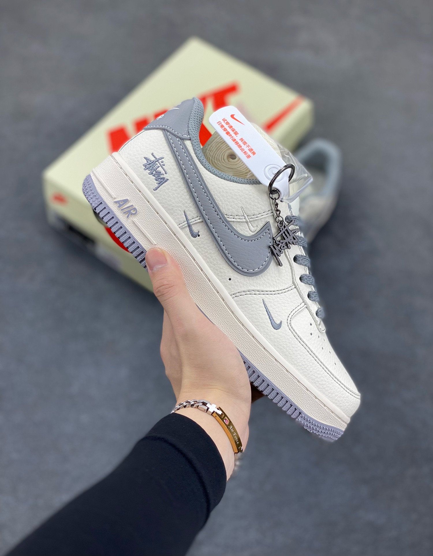 NIke Air Force 1 \’07 Low “斯图西联名——米灰小三勾”空军一号 低帮 运动鞋 休闲鞋 折边针车 工艺难度大 原楦头原纸板 原装鞋盒 定制五金配件 内置全掌气垫 原厂鞋底 货号：HH7518-060 尺码：36 36.5 37.5 38 38.5 39 40 40.5 41 42 42.5 43 44 44.5 45-选品中心