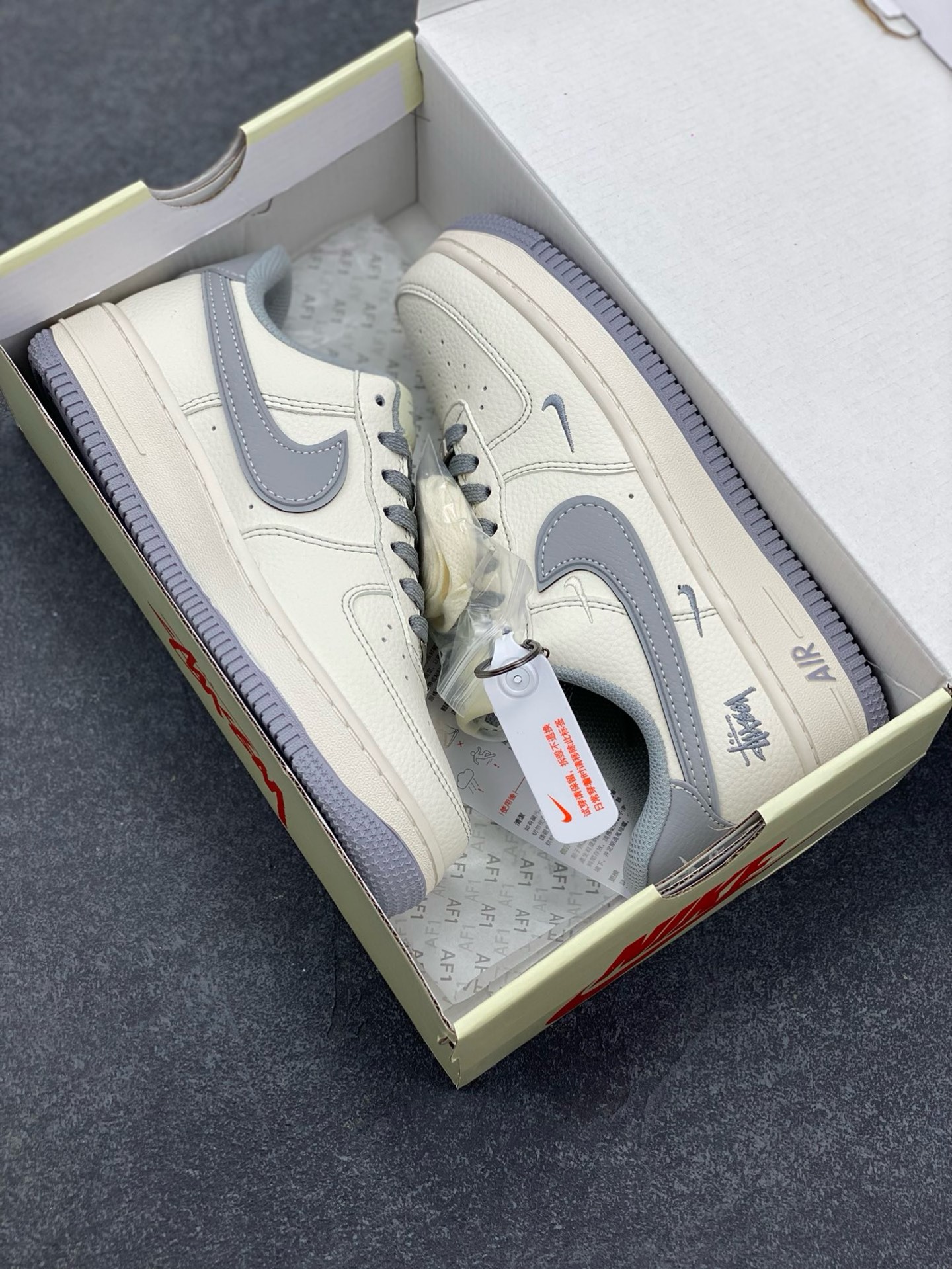 图片[9]-NIke Air Force 1 \’07 Low “斯图西联名——米灰小三勾”空军一号 低帮 运动鞋 休闲鞋 折边针车 工艺难度大 原楦头原纸板 原装鞋盒 定制五金配件 内置全掌气垫 原厂鞋底 货号：HH7518-060 尺码：36 36.5 37.5 38 38.5 39 40 40.5 41 42 42.5 43 44 44.5 45-选品中心