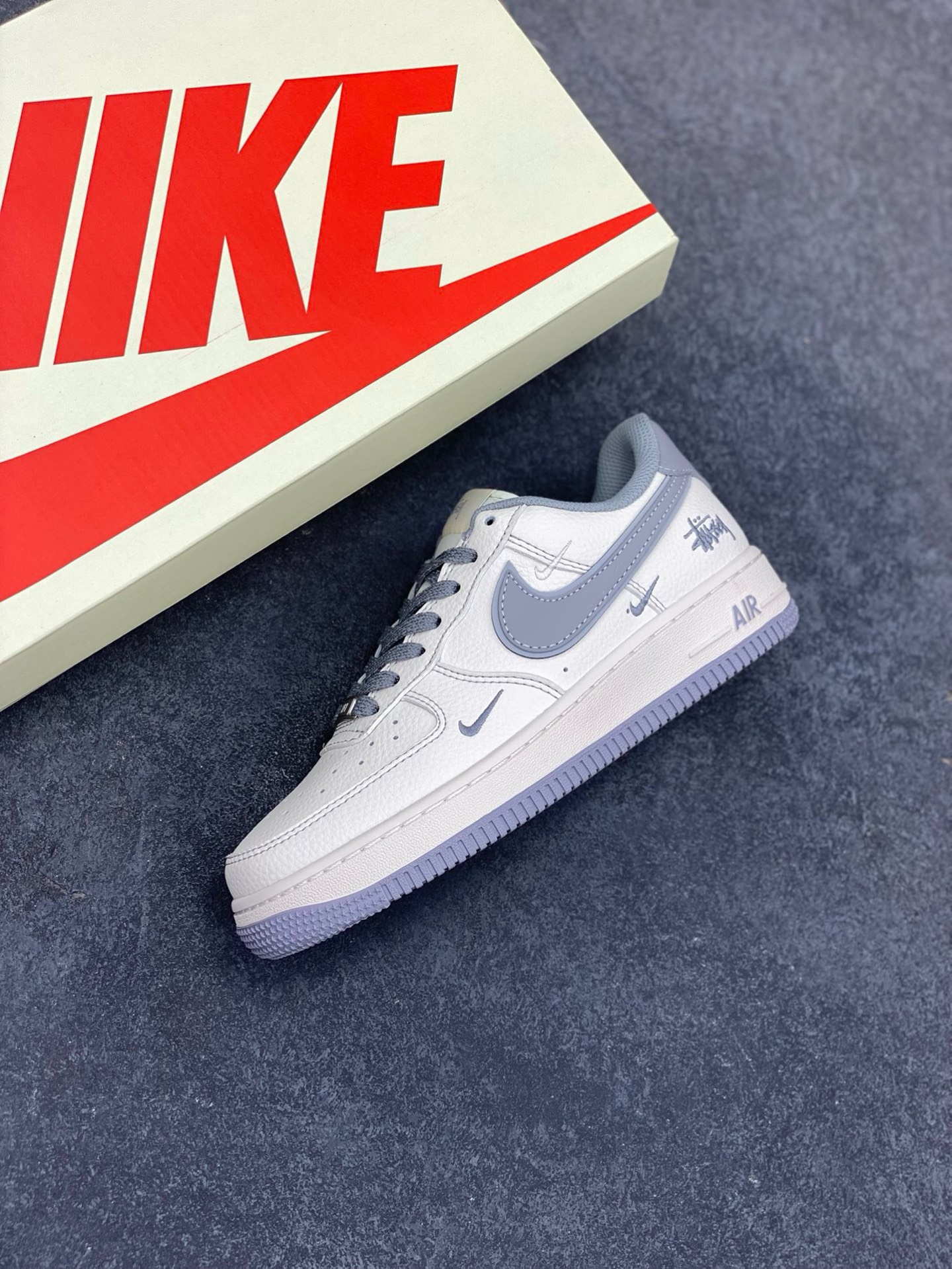 图片[7]-NIke Air Force 1 \’07 Low “斯图西联名——米灰小三勾”空军一号 低帮 运动鞋 休闲鞋 折边针车 工艺难度大 原楦头原纸板 原装鞋盒 定制五金配件 内置全掌气垫 原厂鞋底 货号：HH7518-060 尺码：36 36.5 37.5 38 38.5 39 40 40.5 41 42 42.5 43 44 44.5 45-选品中心