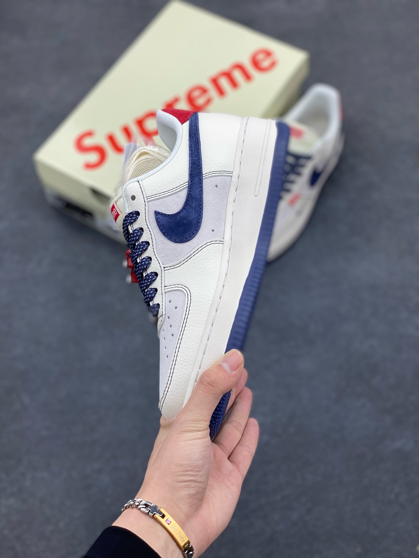 图片[3]-NIke Air Force 1 \’07 Low “Supreme联名——红标翻毛蓝勾”空军一号 低帮 运动鞋 休闲鞋 折边针车 工艺难度大 原楦头原纸板 原装鞋盒 定制五金配件 内置全掌气垫 原厂鞋底 货号：BB7518-021 尺码：36 36.5 37.5 38 38.5 39 40 40.5 41 42 42.5 43 44 44.5 45-选品中心