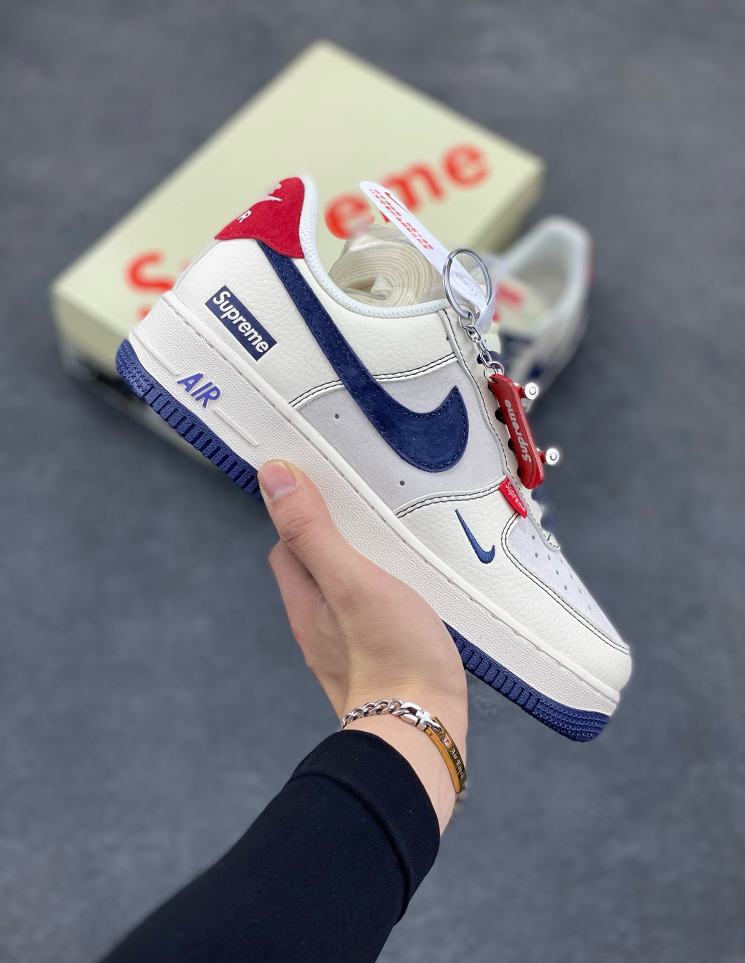 NIke Air Force 1 \’07 Low “Supreme联名——红标翻毛蓝勾”空军一号 低帮 运动鞋 休闲鞋 折边针车 工艺难度大 原楦头原纸板 原装鞋盒 定制五金配件 内置全掌气垫 原厂鞋底 货号：BB7518-021 尺码：36 36.5 37.5 38 38.5 39 40 40.5 41 42 42.5 43 44 44.5 45-选品中心