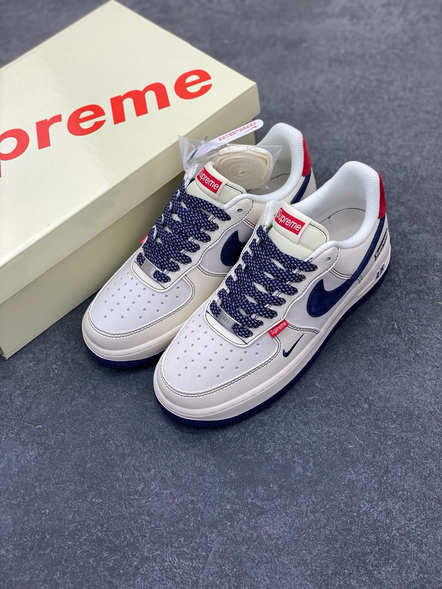 图片[8]-NIke Air Force 1 \’07 Low “Supreme联名——红标翻毛蓝勾”空军一号 低帮 运动鞋 休闲鞋 折边针车 工艺难度大 原楦头原纸板 原装鞋盒 定制五金配件 内置全掌气垫 原厂鞋底 货号：BB7518-021 尺码：36 36.5 37.5 38 38.5 39 40 40.5 41 42 42.5 43 44 44.5 45-选品中心