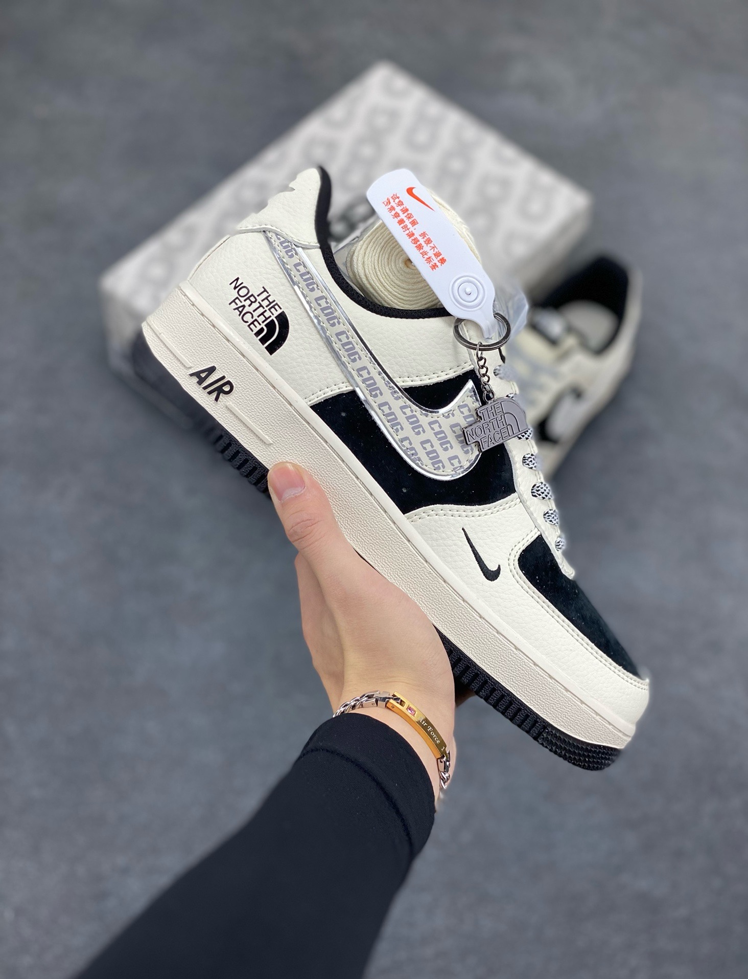NIke Air Force 1 \'07 Low “北面联名--CDG黑白”空军一号 低帮 运动鞋 休闲鞋 折边针车 工艺难度大 原楦头原纸板 原装鞋盒 定制五金配件 内置全掌气垫 原厂鞋底 货号：BB7518-013 尺码：36 36.5 37.5 38 38.5 39 40 40.5 41 42 42.5 43 44 44.5 45-选品中心