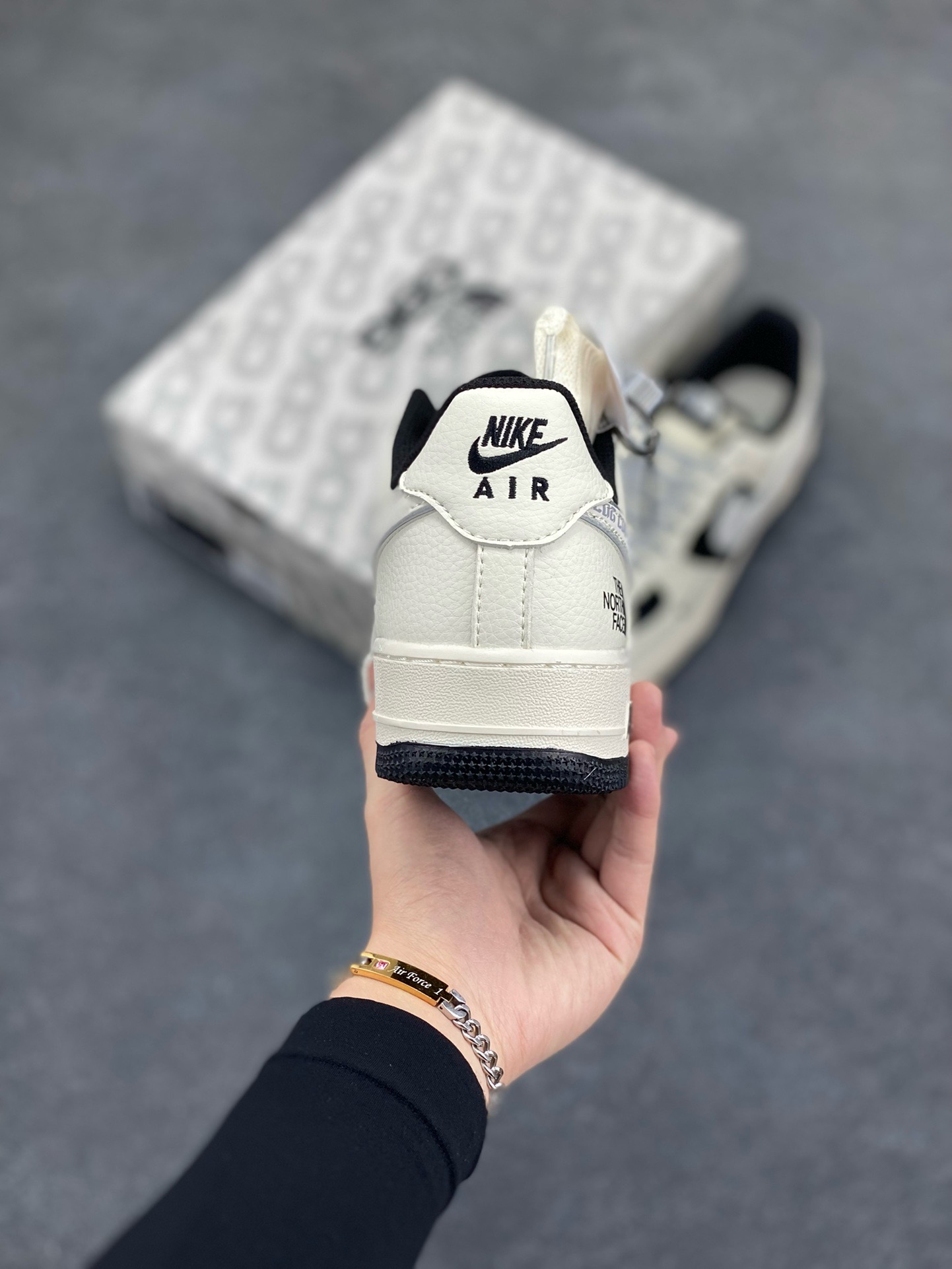 图片[4]-NIke Air Force 1 \’07 Low “北面联名–CDG黑白”空军一号 低帮 运动鞋 休闲鞋 折边针车 工艺难度大 原楦头原纸板 原装鞋盒 定制五金配件 内置全掌气垫 原厂鞋底 货号：BB7518-013 尺码：36 36.5 37.5 38 38.5 39 40 40.5 41 42 42.5 43 44 44.5 45-选品中心