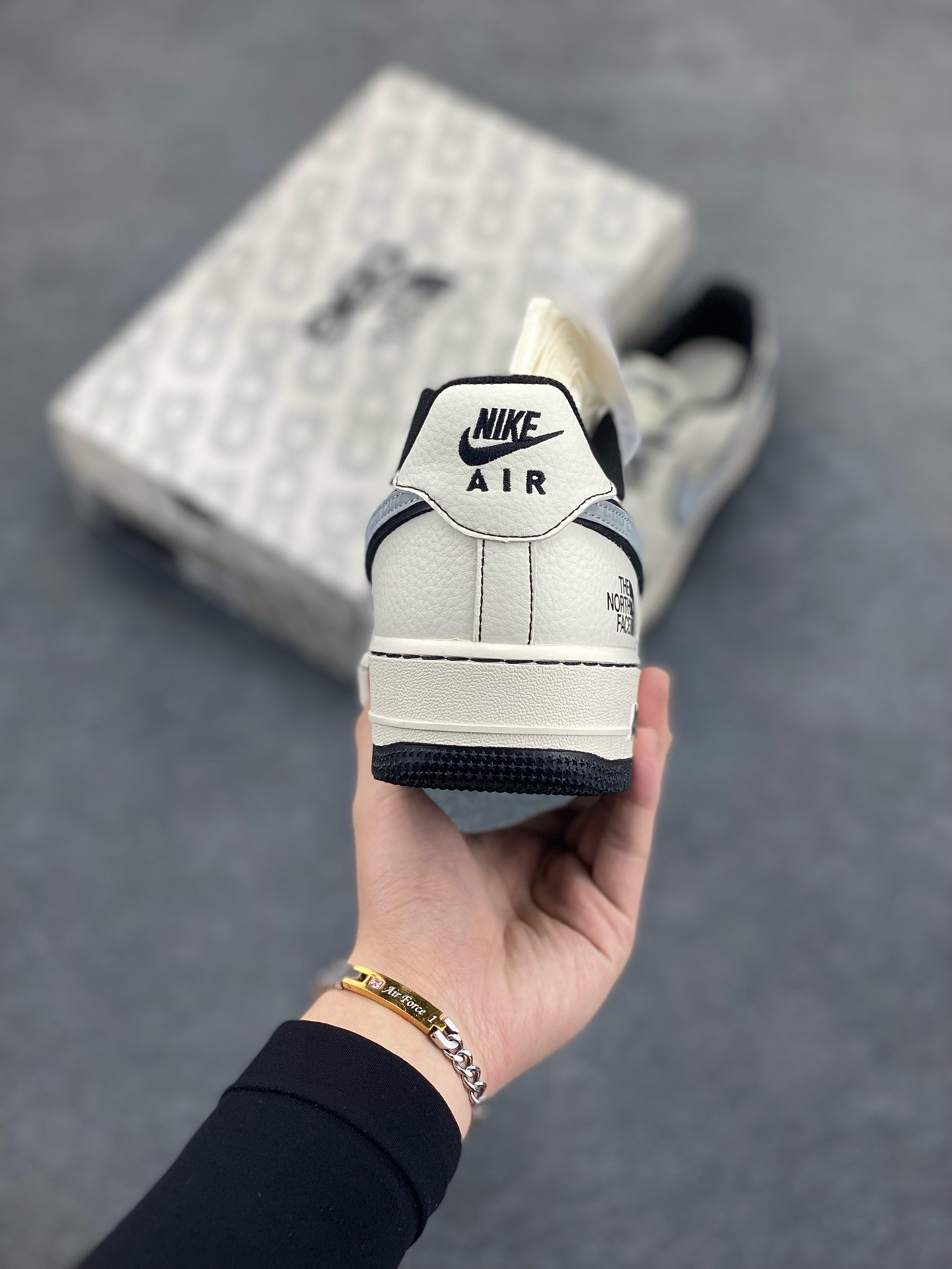 图片[4]-NIke Air Force 1 \’07 Low “北面联名——CDG米黑线”空军一号 低帮 运动鞋 休闲鞋 折边针车 工艺难度大 原楦头原纸板 原装鞋盒 定制五金配件 内置全掌气垫 原厂鞋底 货号：HH7518-050 尺码：36 36.5 37.5 38 38.5 39 40 40.5 41 42 42.5 43 44 44.5 45-选品中心