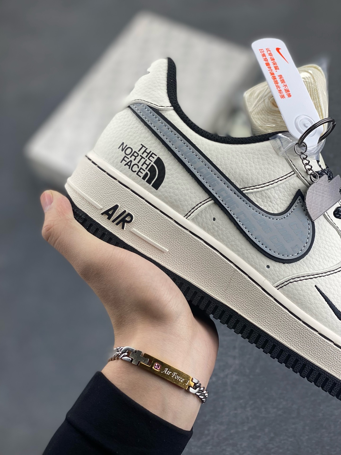 图片[6]-NIke Air Force 1 \’07 Low “北面联名——CDG米黑线”空军一号 低帮 运动鞋 休闲鞋 折边针车 工艺难度大 原楦头原纸板 原装鞋盒 定制五金配件 内置全掌气垫 原厂鞋底 货号：HH7518-050 尺码：36 36.5 37.5 38 38.5 39 40 40.5 41 42 42.5 43 44 44.5 45-选品中心