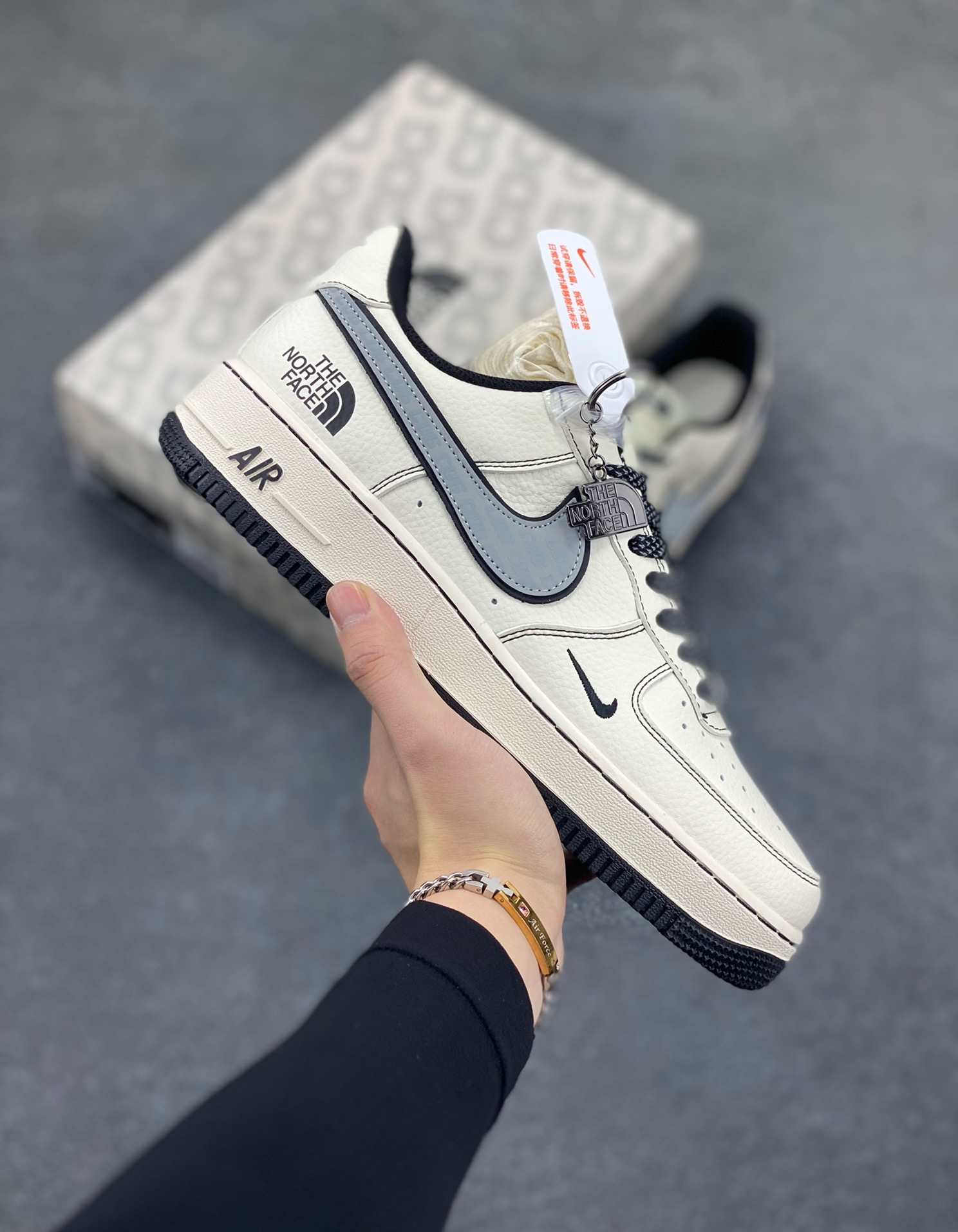 NIke Air Force 1 \’07 Low “北面联名——CDG米黑线”空军一号 低帮 运动鞋 休闲鞋 折边针车 工艺难度大 原楦头原纸板 原装鞋盒 定制五金配件 内置全掌气垫 原厂鞋底 货号：HH7518-050 尺码：36 36.5 37.5 38 38.5 39 40 40.5 41 42 42.5 43 44 44.5 45-选品中心