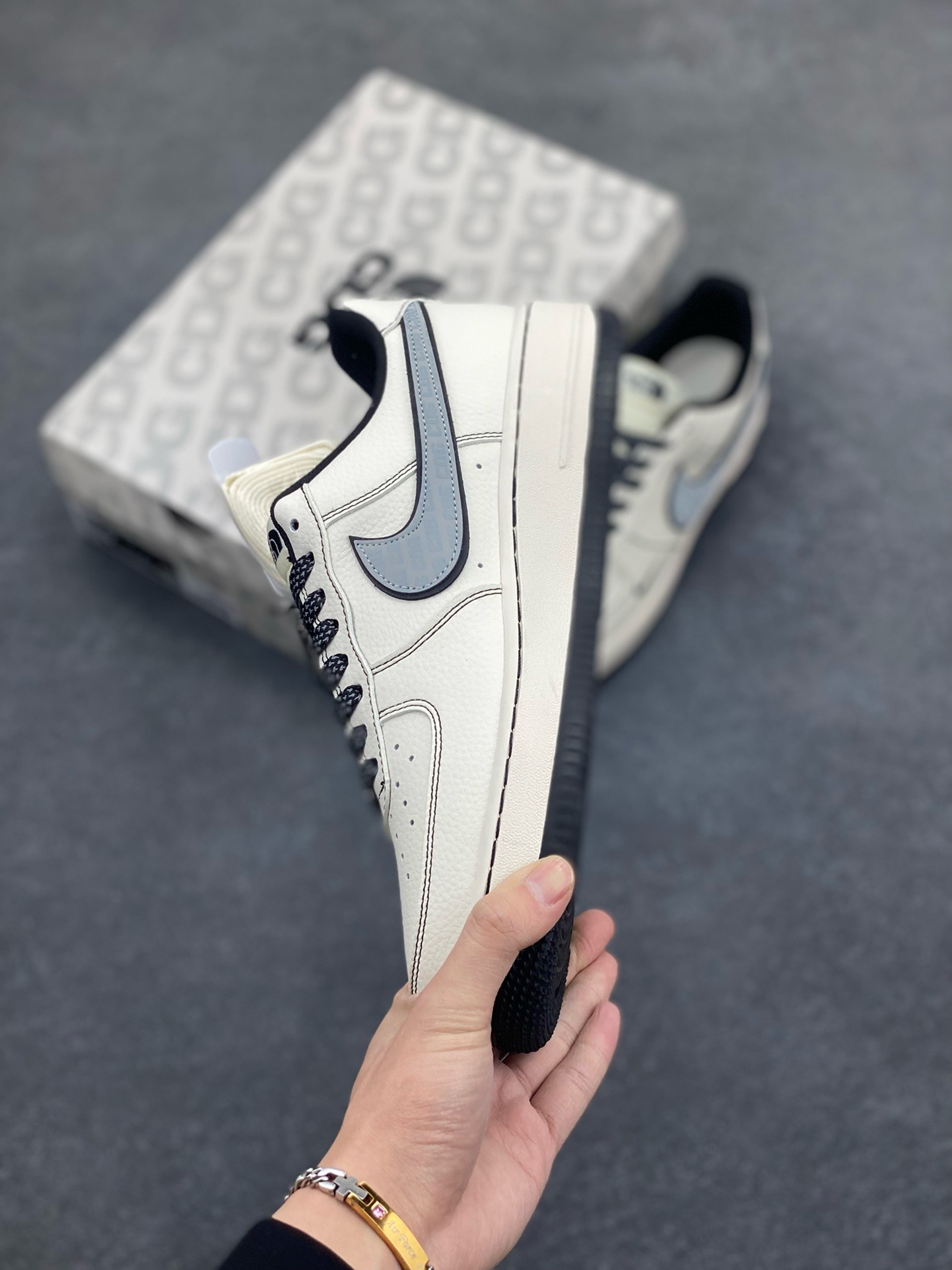 图片[3]-NIke Air Force 1 \’07 Low “北面联名——CDG米黑线”空军一号 低帮 运动鞋 休闲鞋 折边针车 工艺难度大 原楦头原纸板 原装鞋盒 定制五金配件 内置全掌气垫 原厂鞋底 货号：HH7518-050 尺码：36 36.5 37.5 38 38.5 39 40 40.5 41 42 42.5 43 44 44.5 45-选品中心
