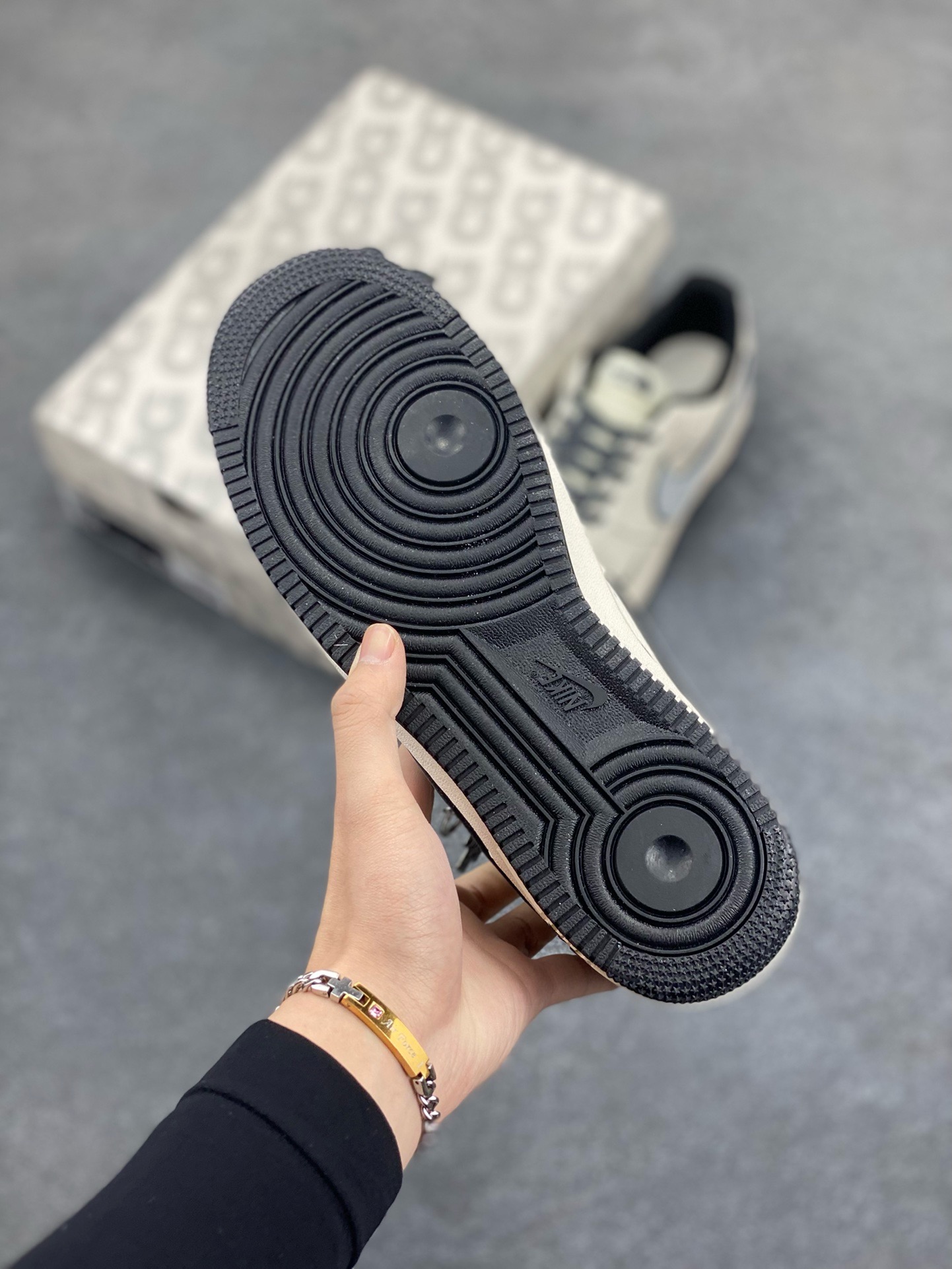 图片[5]-NIke Air Force 1 \’07 Low “北面联名——CDG米黑线”空军一号 低帮 运动鞋 休闲鞋 折边针车 工艺难度大 原楦头原纸板 原装鞋盒 定制五金配件 内置全掌气垫 原厂鞋底 货号：HH7518-050 尺码：36 36.5 37.5 38 38.5 39 40 40.5 41 42 42.5 43 44 44.5 45-选品中心