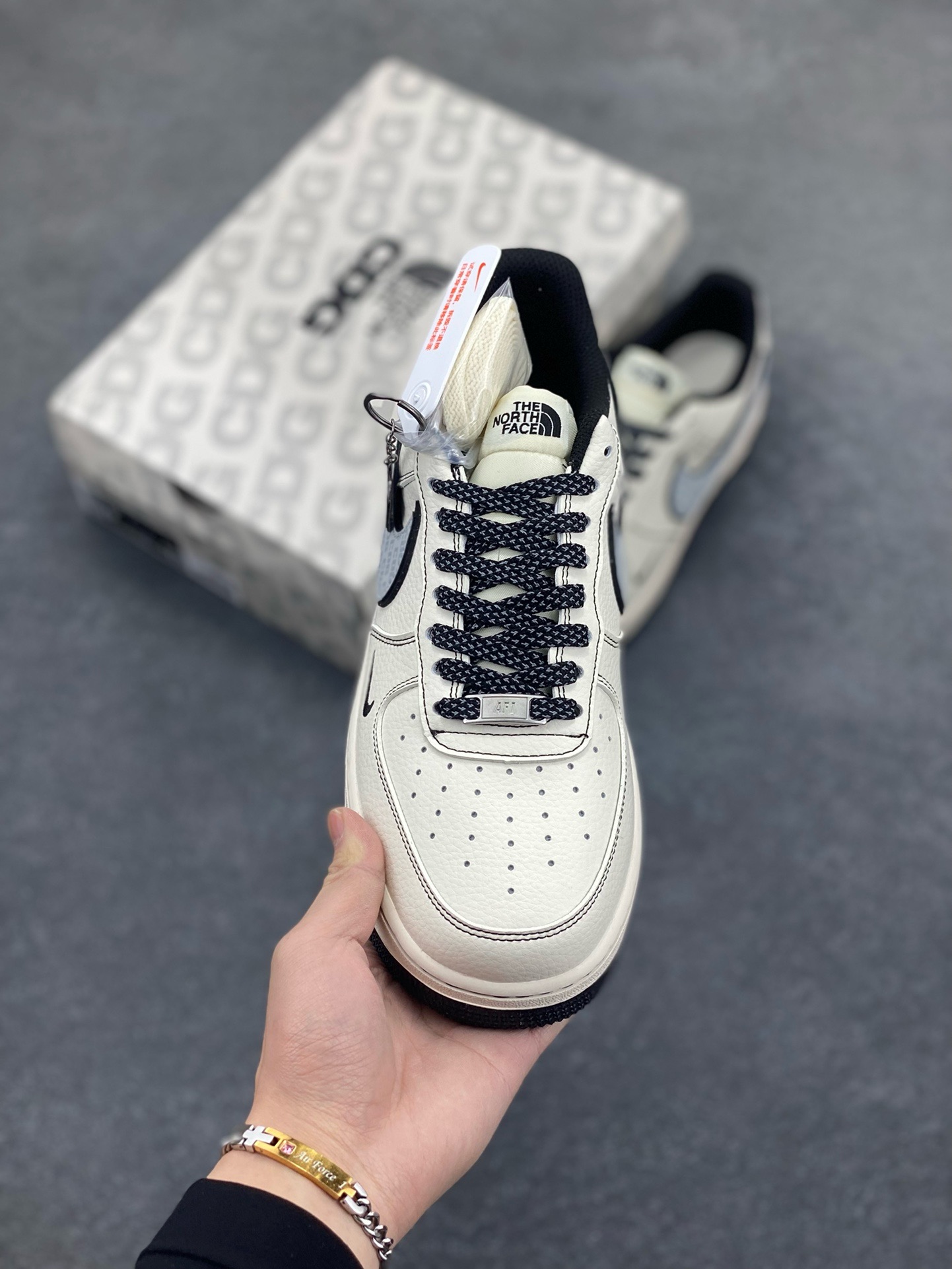 图片[2]-NIke Air Force 1 \’07 Low “北面联名——CDG米黑线”空军一号 低帮 运动鞋 休闲鞋 折边针车 工艺难度大 原楦头原纸板 原装鞋盒 定制五金配件 内置全掌气垫 原厂鞋底 货号：HH7518-050 尺码：36 36.5 37.5 38 38.5 39 40 40.5 41 42 42.5 43 44 44.5 45-选品中心