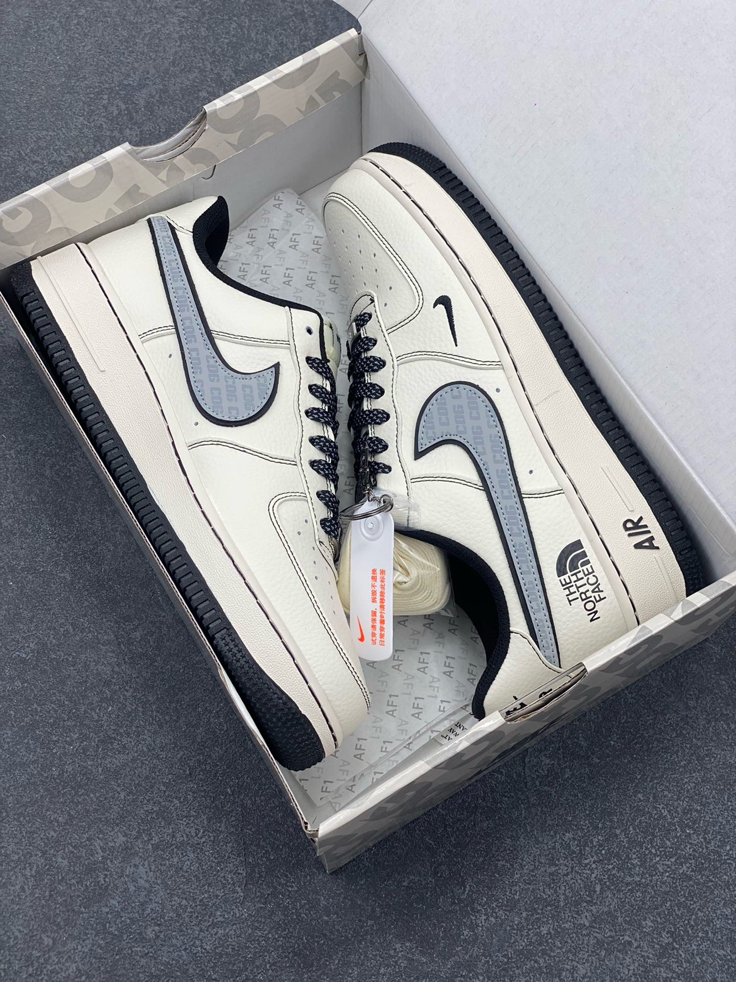 图片[9]-NIke Air Force 1 \’07 Low “北面联名——CDG米黑线”空军一号 低帮 运动鞋 休闲鞋 折边针车 工艺难度大 原楦头原纸板 原装鞋盒 定制五金配件 内置全掌气垫 原厂鞋底 货号：HH7518-050 尺码：36 36.5 37.5 38 38.5 39 40 40.5 41 42 42.5 43 44 44.5 45-选品中心