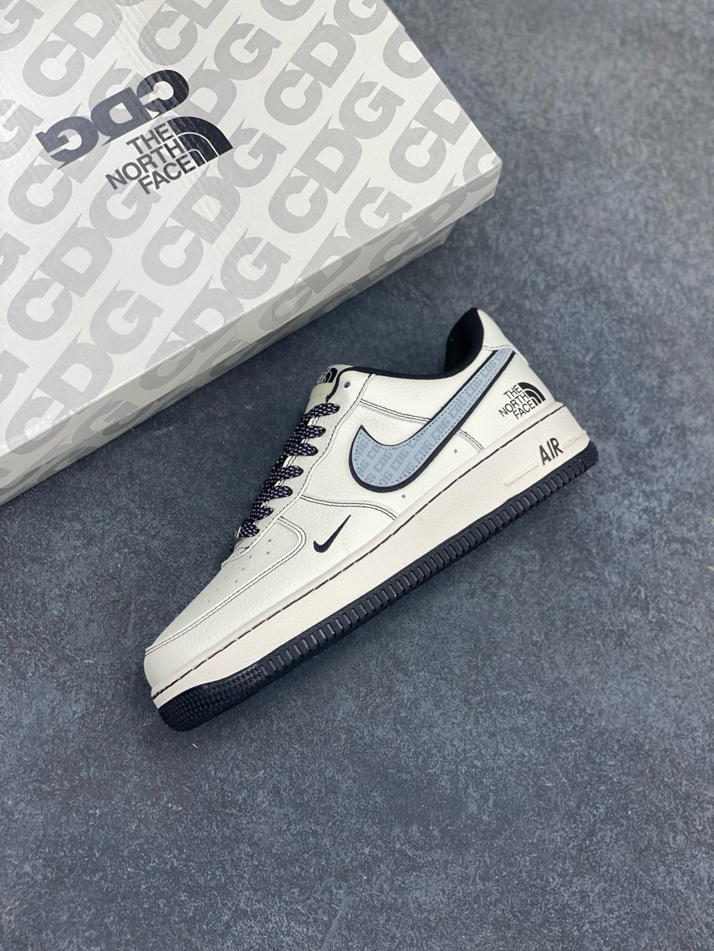 图片[7]-NIke Air Force 1 \’07 Low “北面联名——CDG米黑线”空军一号 低帮 运动鞋 休闲鞋 折边针车 工艺难度大 原楦头原纸板 原装鞋盒 定制五金配件 内置全掌气垫 原厂鞋底 货号：HH7518-050 尺码：36 36.5 37.5 38 38.5 39 40 40.5 41 42 42.5 43 44 44.5 45-选品中心