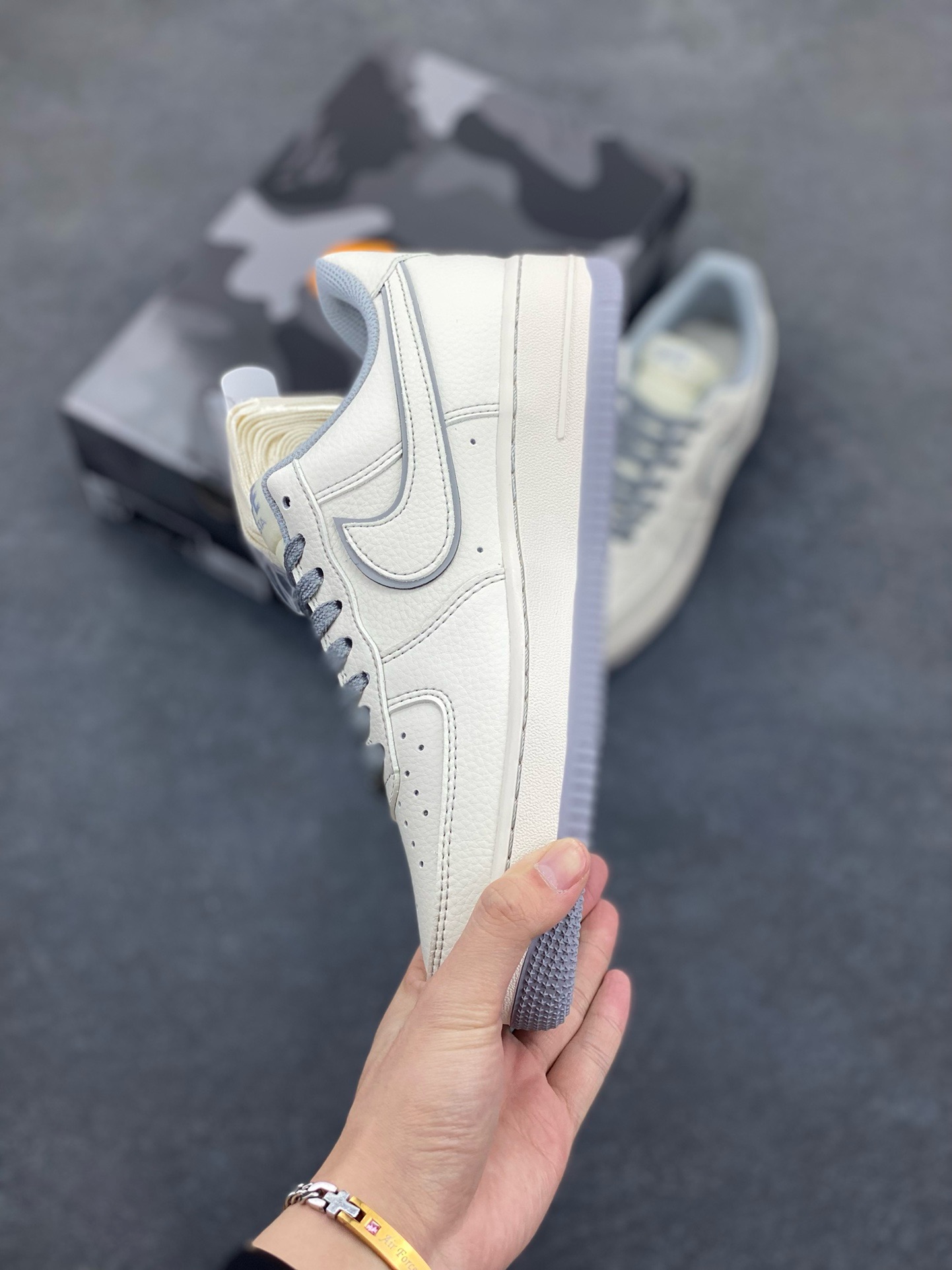 图片[3]-NIke Air Force 1 \’07 Low “Bape联名——米灰满天星”空军一号 低帮 运动鞋 休闲鞋 折边针车 工艺难度大 原楦头原纸板 原装鞋盒 定制五金配件 内置全掌气垫 原厂鞋底 货号：HH7518-065 尺码：36 36.5 37.5 38 38.5 39 40 40.5 41 42 42.5 43 44 44.5 45-选品中心