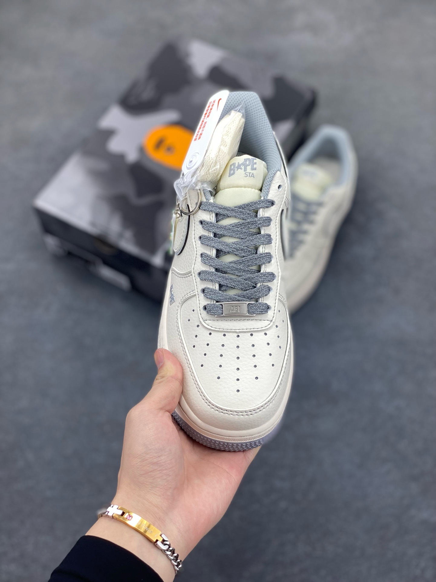 图片[2]-NIke Air Force 1 \’07 Low “Bape联名——米灰满天星”空军一号 低帮 运动鞋 休闲鞋 折边针车 工艺难度大 原楦头原纸板 原装鞋盒 定制五金配件 内置全掌气垫 原厂鞋底 货号：HH7518-065 尺码：36 36.5 37.5 38 38.5 39 40 40.5 41 42 42.5 43 44 44.5 45-选品中心
