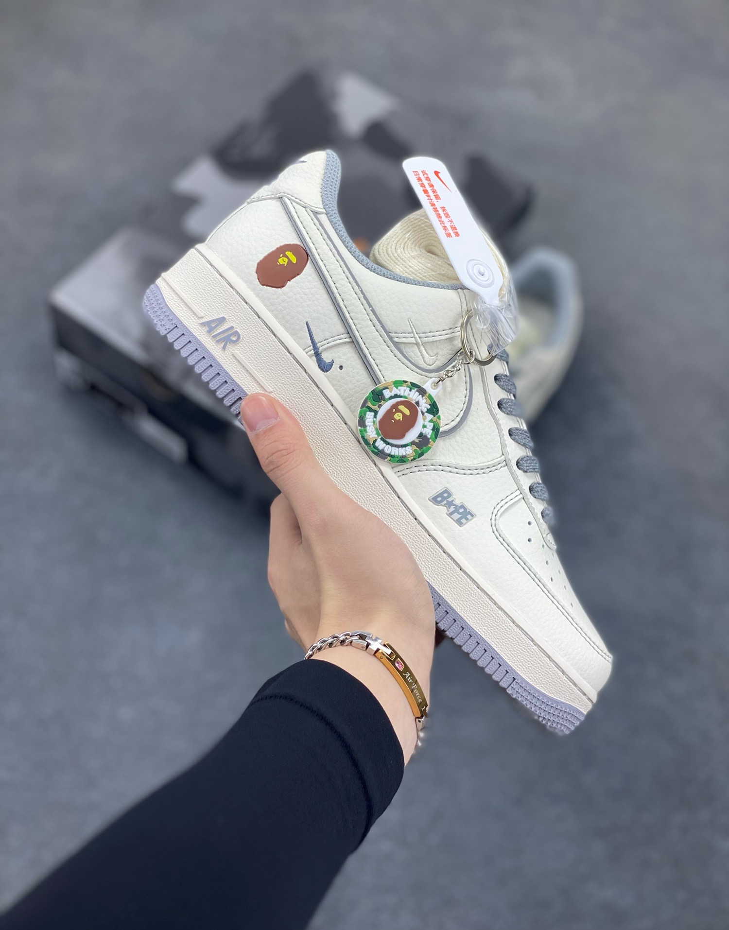 NIke Air Force 1 \'07 Low “Bape联名——米灰满天星”空军一号 低帮 运动鞋 休闲鞋 折边针车 工艺难度大 原楦头原纸板 原装鞋盒 定制五金配件 内置全掌气垫 原厂鞋底 货号：HH7518-065 尺码：36 36.5 37.5 38 38.5 39 40 40.5 41 42 42.5 43 44 44.5 45-选品中心