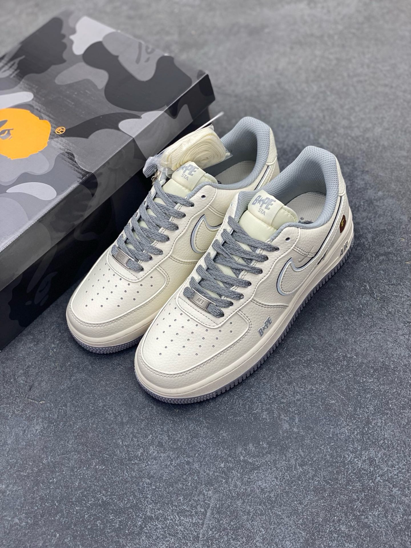 图片[8]-NIke Air Force 1 \’07 Low “Bape联名——米灰满天星”空军一号 低帮 运动鞋 休闲鞋 折边针车 工艺难度大 原楦头原纸板 原装鞋盒 定制五金配件 内置全掌气垫 原厂鞋底 货号：HH7518-065 尺码：36 36.5 37.5 38 38.5 39 40 40.5 41 42 42.5 43 44 44.5 45-选品中心