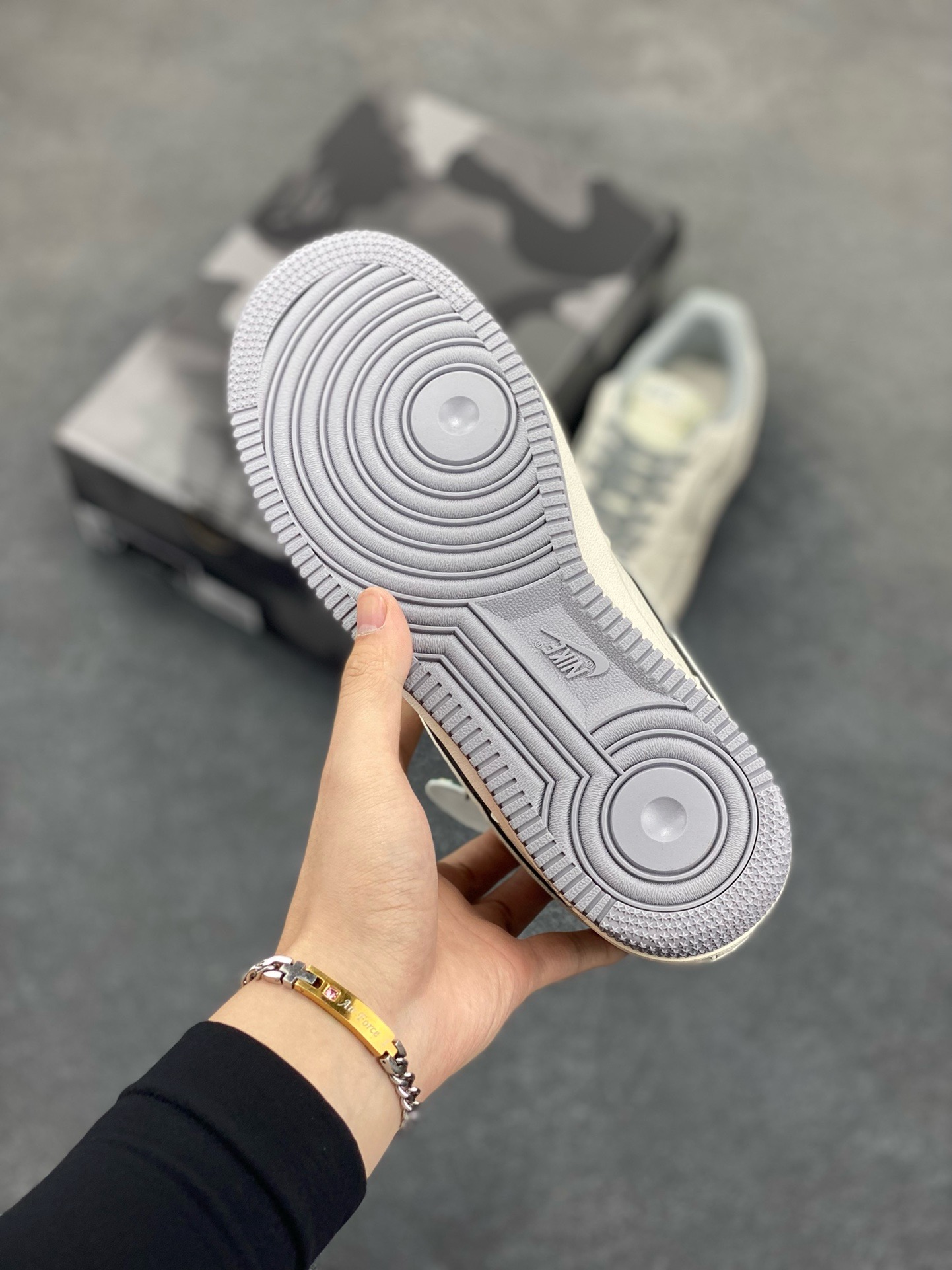 图片[5]-NIke Air Force 1 \’07 Low “Bape联名——米灰满天星”空军一号 低帮 运动鞋 休闲鞋 折边针车 工艺难度大 原楦头原纸板 原装鞋盒 定制五金配件 内置全掌气垫 原厂鞋底 货号：HH7518-065 尺码：36 36.5 37.5 38 38.5 39 40 40.5 41 42 42.5 43 44 44.5 45-选品中心