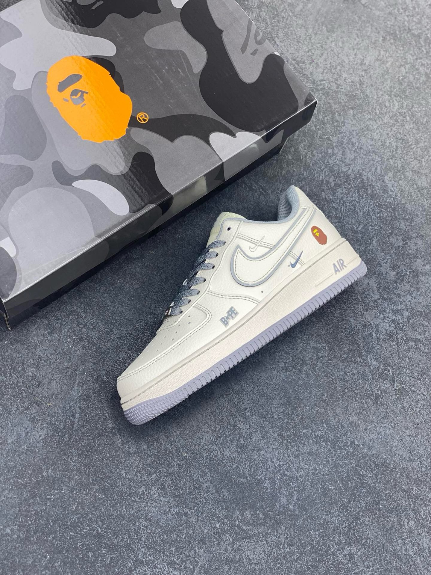 图片[7]-NIke Air Force 1 \’07 Low “Bape联名——米灰满天星”空军一号 低帮 运动鞋 休闲鞋 折边针车 工艺难度大 原楦头原纸板 原装鞋盒 定制五金配件 内置全掌气垫 原厂鞋底 货号：HH7518-065 尺码：36 36.5 37.5 38 38.5 39 40 40.5 41 42 42.5 43 44 44.5 45-选品中心