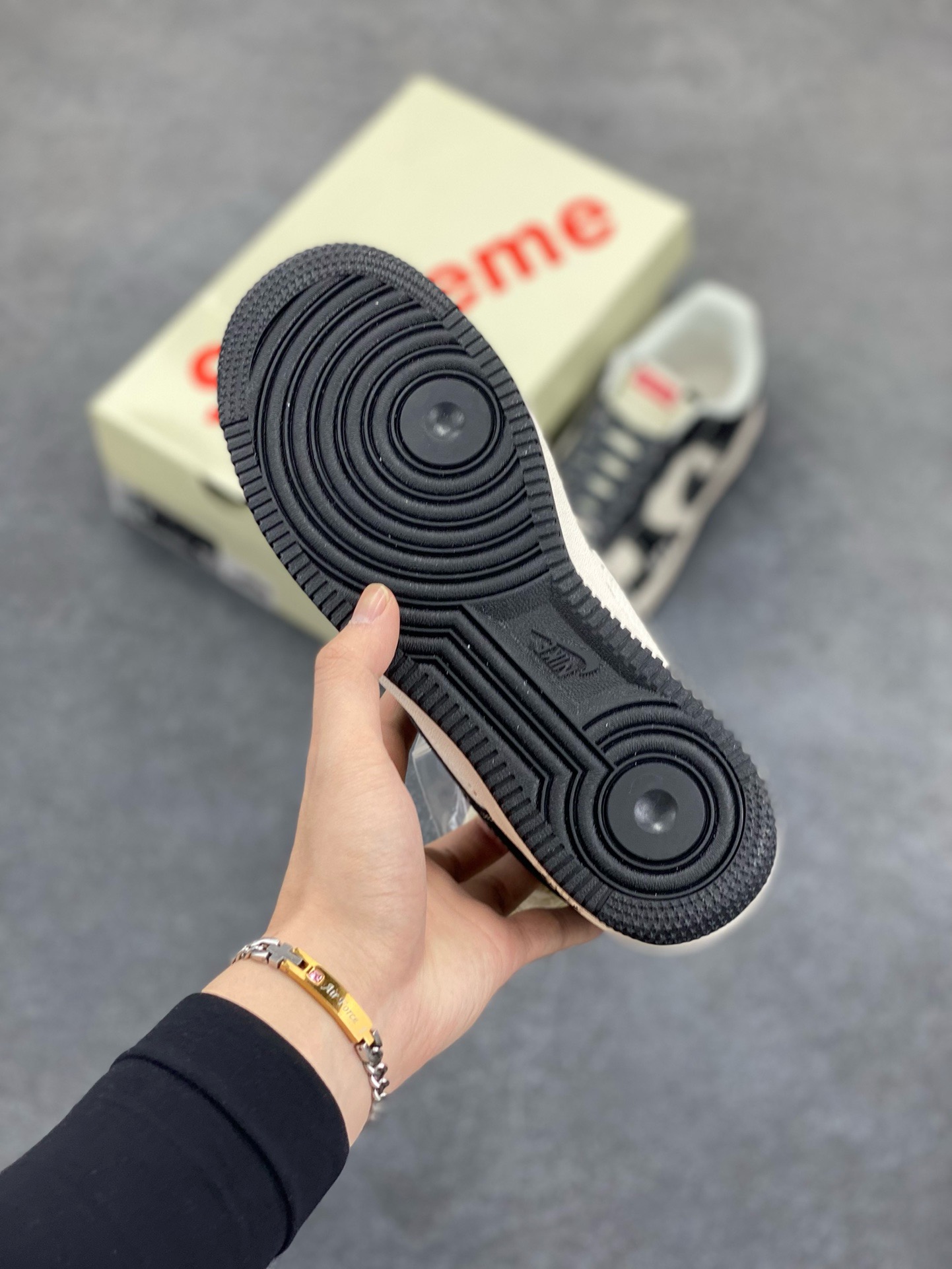 图片[5]-NIke Air Force 1 \’07 Low “Supreme联名——米黑AF1双勾”空军一号 低帮 运动鞋 休闲鞋 折边针车 工艺难度大 原楦头原纸板 原装鞋盒 定制五金配件 内置全掌气垫 原厂鞋底 货号：HH7518-053 尺码：36 36.5 37.5 38 38.5 39 40 40.5 41 42 42.5 43 44 44.5 45-选品中心