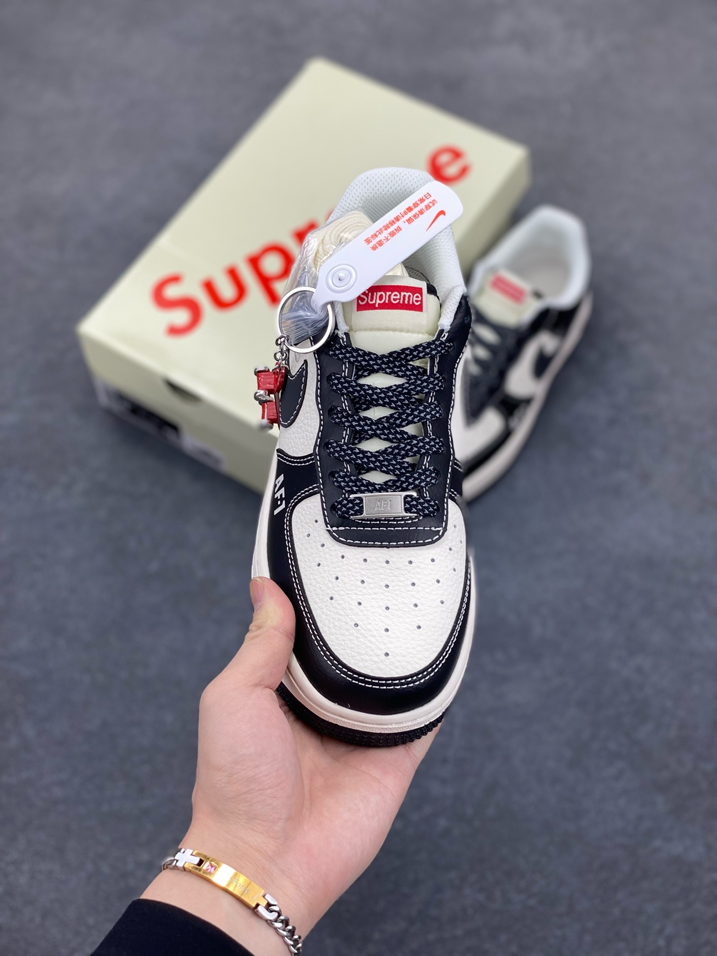 图片[2]-NIke Air Force 1 \’07 Low “Supreme联名——米黑AF1双勾”空军一号 低帮 运动鞋 休闲鞋 折边针车 工艺难度大 原楦头原纸板 原装鞋盒 定制五金配件 内置全掌气垫 原厂鞋底 货号：HH7518-053 尺码：36 36.5 37.5 38 38.5 39 40 40.5 41 42 42.5 43 44 44.5 45-选品中心