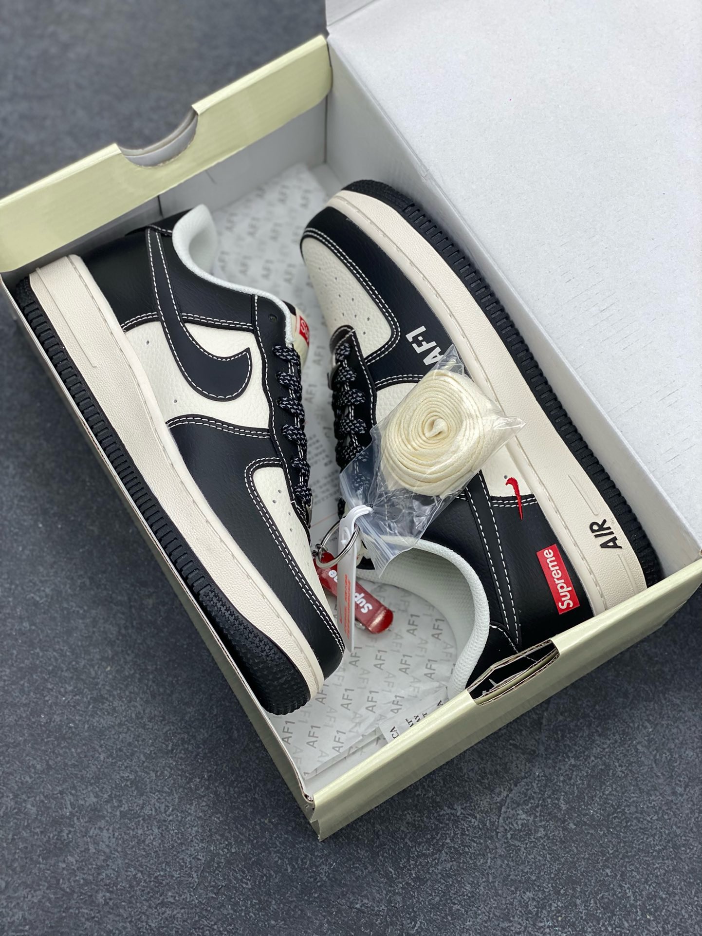 图片[9]-NIke Air Force 1 \’07 Low “Supreme联名——米黑AF1双勾”空军一号 低帮 运动鞋 休闲鞋 折边针车 工艺难度大 原楦头原纸板 原装鞋盒 定制五金配件 内置全掌气垫 原厂鞋底 货号：HH7518-053 尺码：36 36.5 37.5 38 38.5 39 40 40.5 41 42 42.5 43 44 44.5 45-选品中心