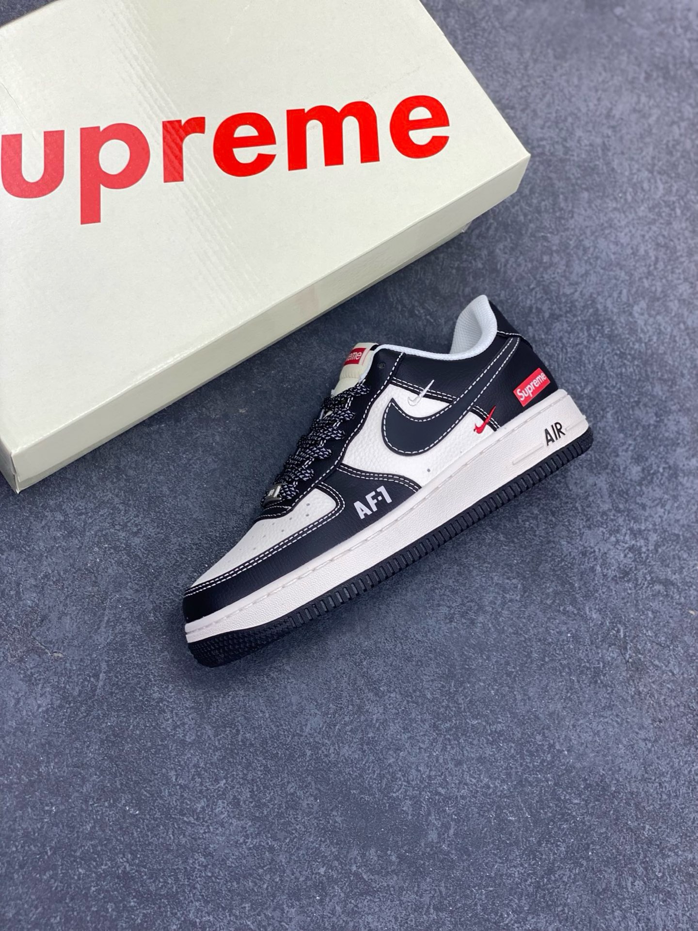 图片[7]-NIke Air Force 1 \’07 Low “Supreme联名——米黑AF1双勾”空军一号 低帮 运动鞋 休闲鞋 折边针车 工艺难度大 原楦头原纸板 原装鞋盒 定制五金配件 内置全掌气垫 原厂鞋底 货号：HH7518-053 尺码：36 36.5 37.5 38 38.5 39 40 40.5 41 42 42.5 43 44 44.5 45-选品中心