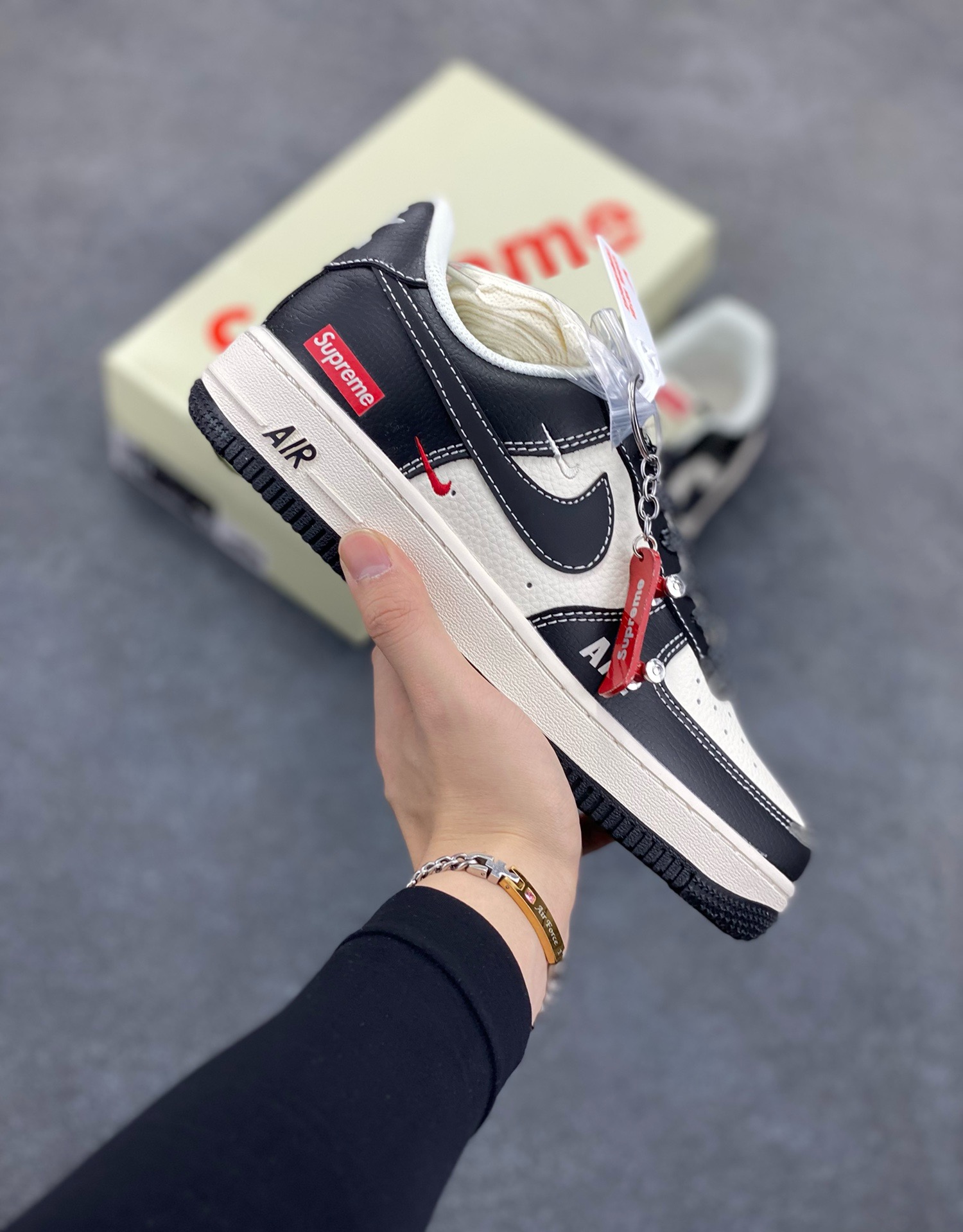 NIke Air Force 1 \’07 Low “Supreme联名——米黑AF1双勾”空军一号 低帮 运动鞋 休闲鞋 折边针车 工艺难度大 原楦头原纸板 原装鞋盒 定制五金配件 内置全掌气垫 原厂鞋底 货号：HH7518-053 尺码：36 36.5 37.5 38 38.5 39 40 40.5 41 42 42.5 43 44 44.5 45-选品中心