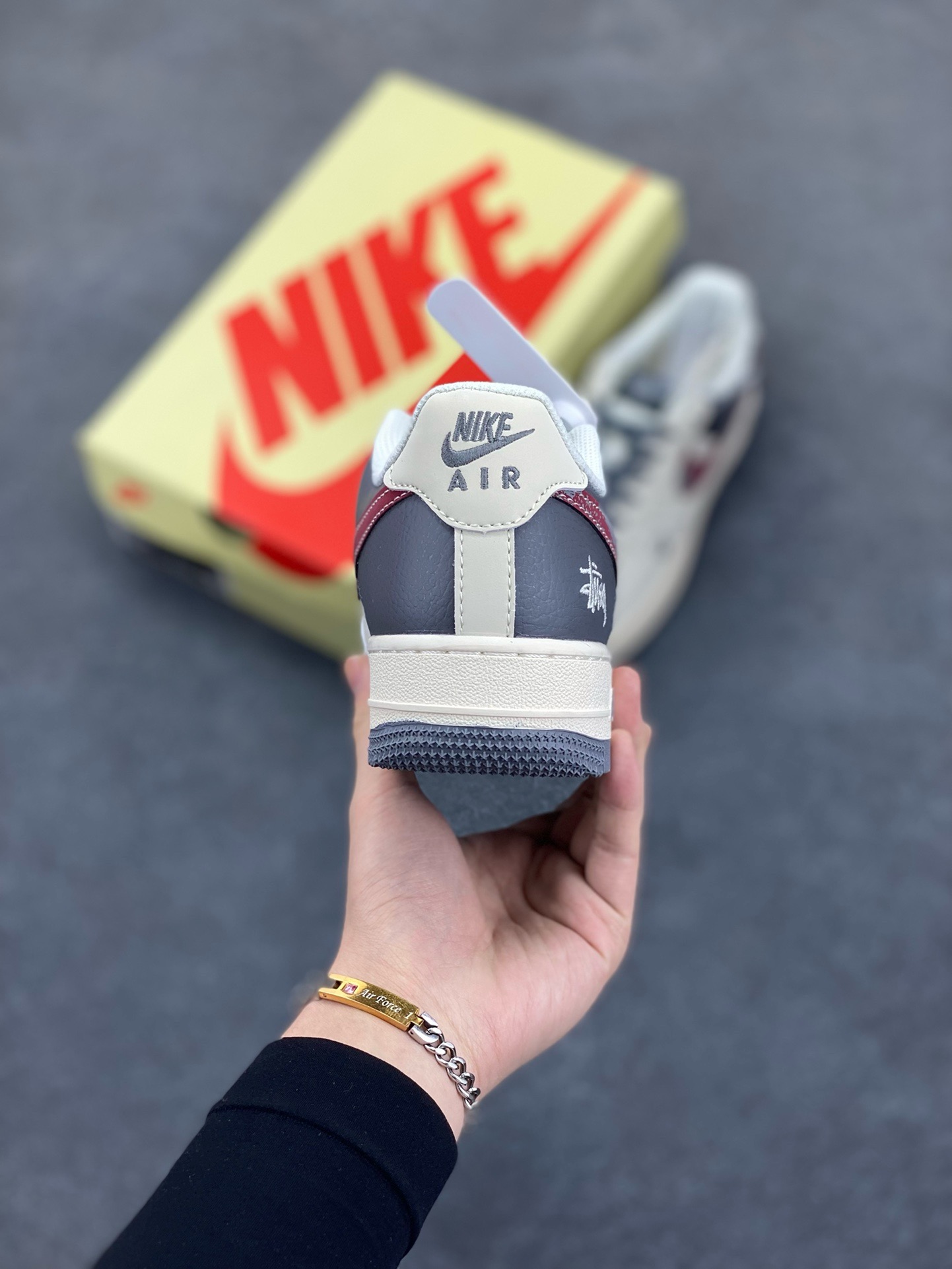 图片[4]-NIke Air Force 1 \’07 Low “斯图西联名——渲染红勾”空军一号 低帮 运动鞋 休闲鞋 折边针车 工艺难度大 原楦头原纸板 原装鞋盒 定制五金配件 内置全掌气垫 原厂鞋底 货号：XS1958-573 尺码：36 36.5 37.5 38 38.5 39 40 40.5 41 42 42.5 43 44 44.5 45-选品中心