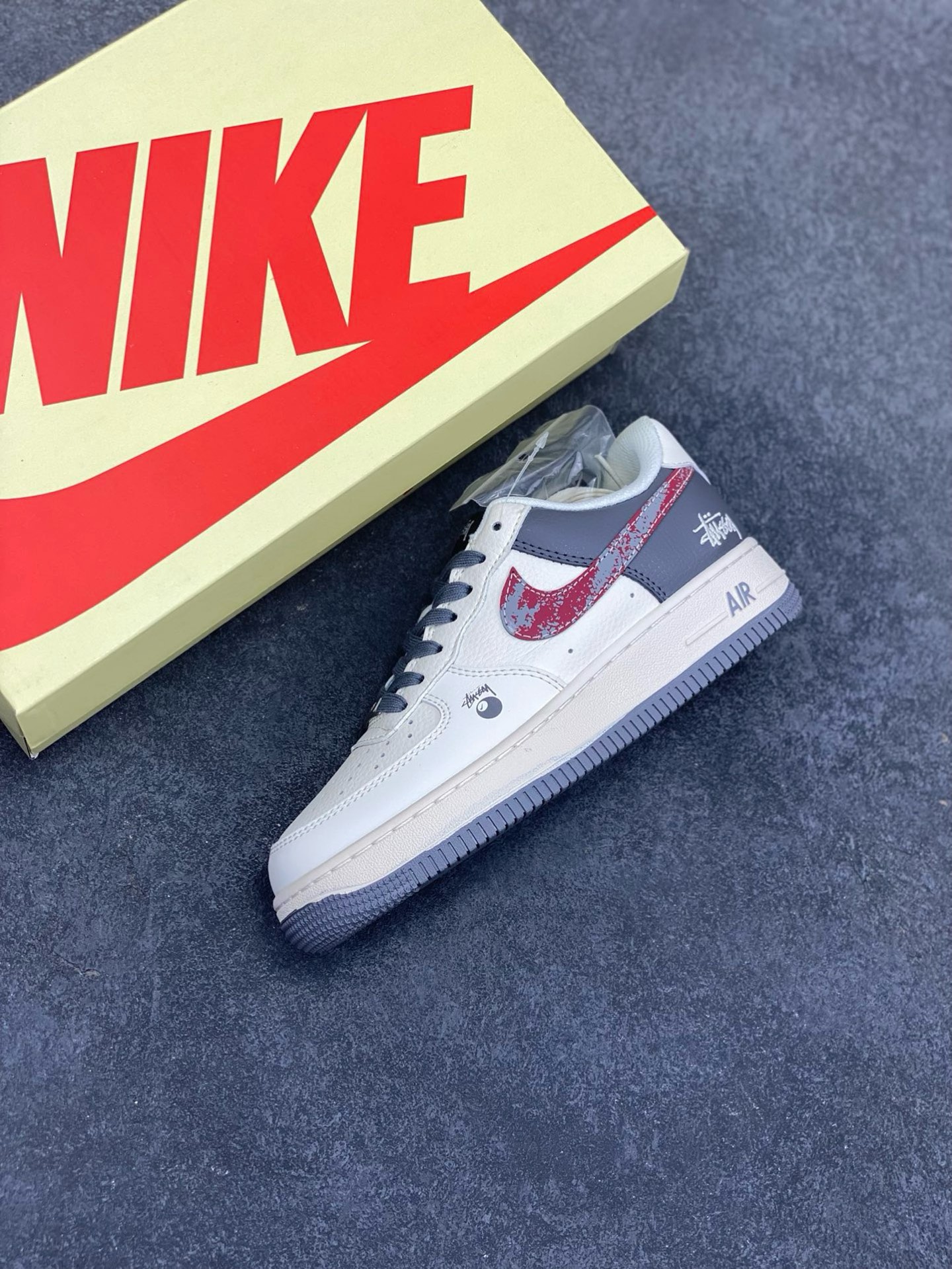 图片[7]-NIke Air Force 1 \’07 Low “斯图西联名——渲染红勾”空军一号 低帮 运动鞋 休闲鞋 折边针车 工艺难度大 原楦头原纸板 原装鞋盒 定制五金配件 内置全掌气垫 原厂鞋底 货号：XS1958-573 尺码：36 36.5 37.5 38 38.5 39 40 40.5 41 42 42.5 43 44 44.5 45-选品中心